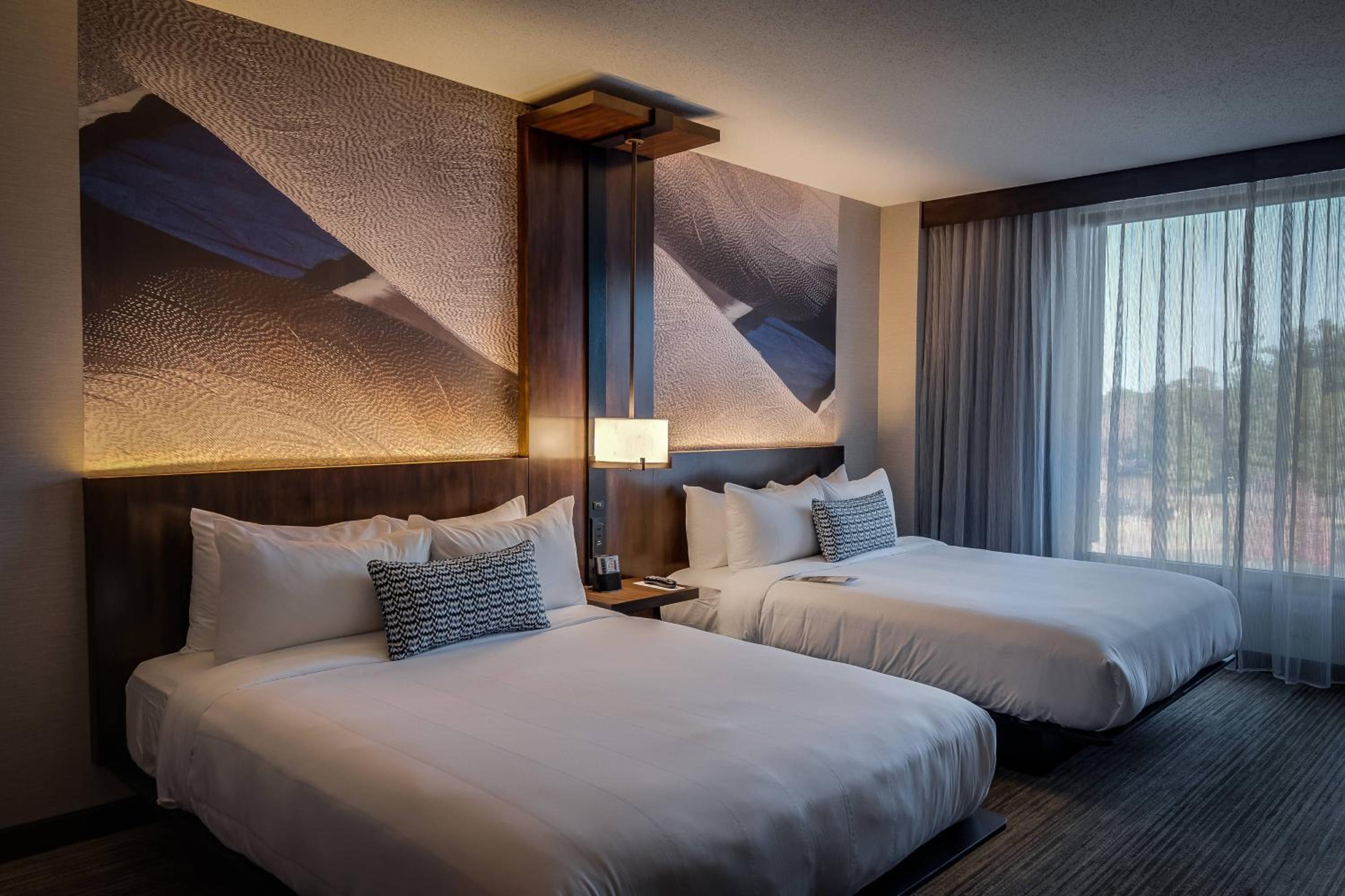 Queen Room with Two Queen Beds - Photo 4
