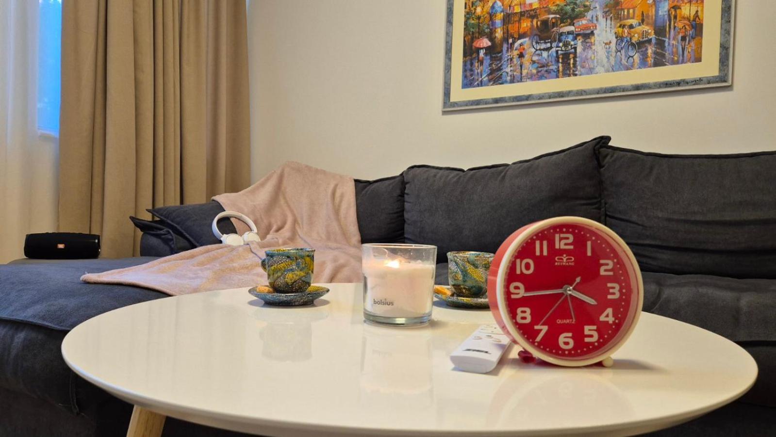 One-Bedroom Apartment photo 1