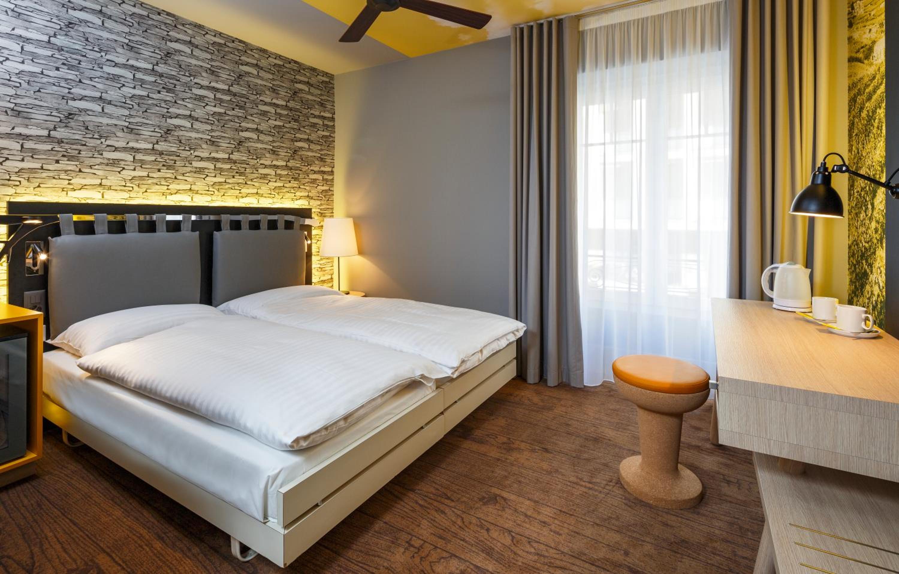 Double or Twin Room with Street View - Photo 2