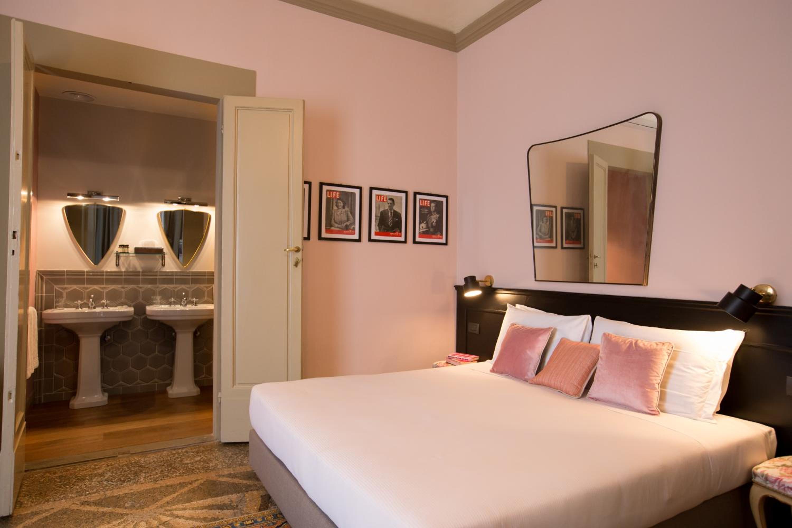 King Room with Balcony photo 1