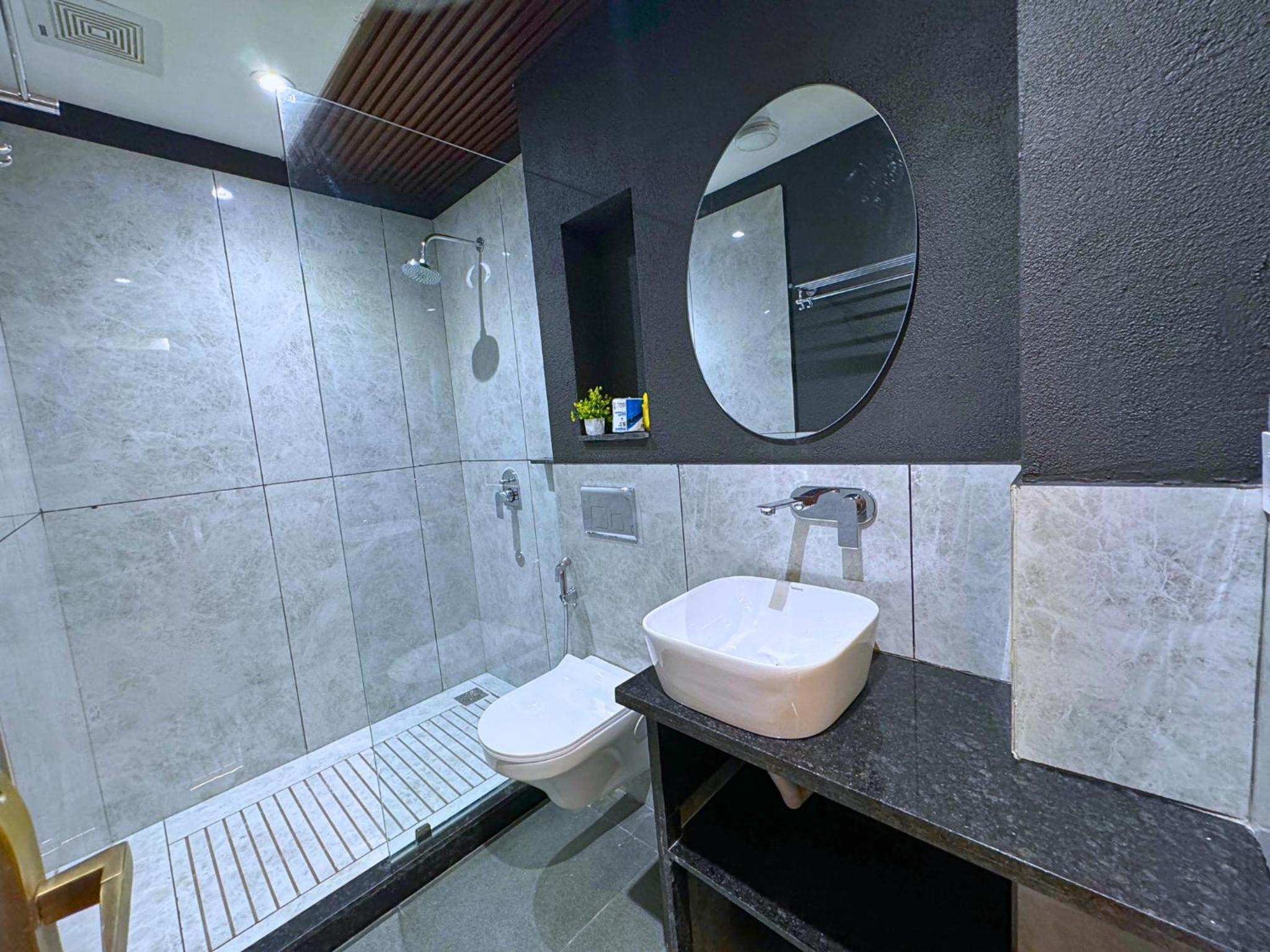 Studio Apartment with Balcony - Photo 2