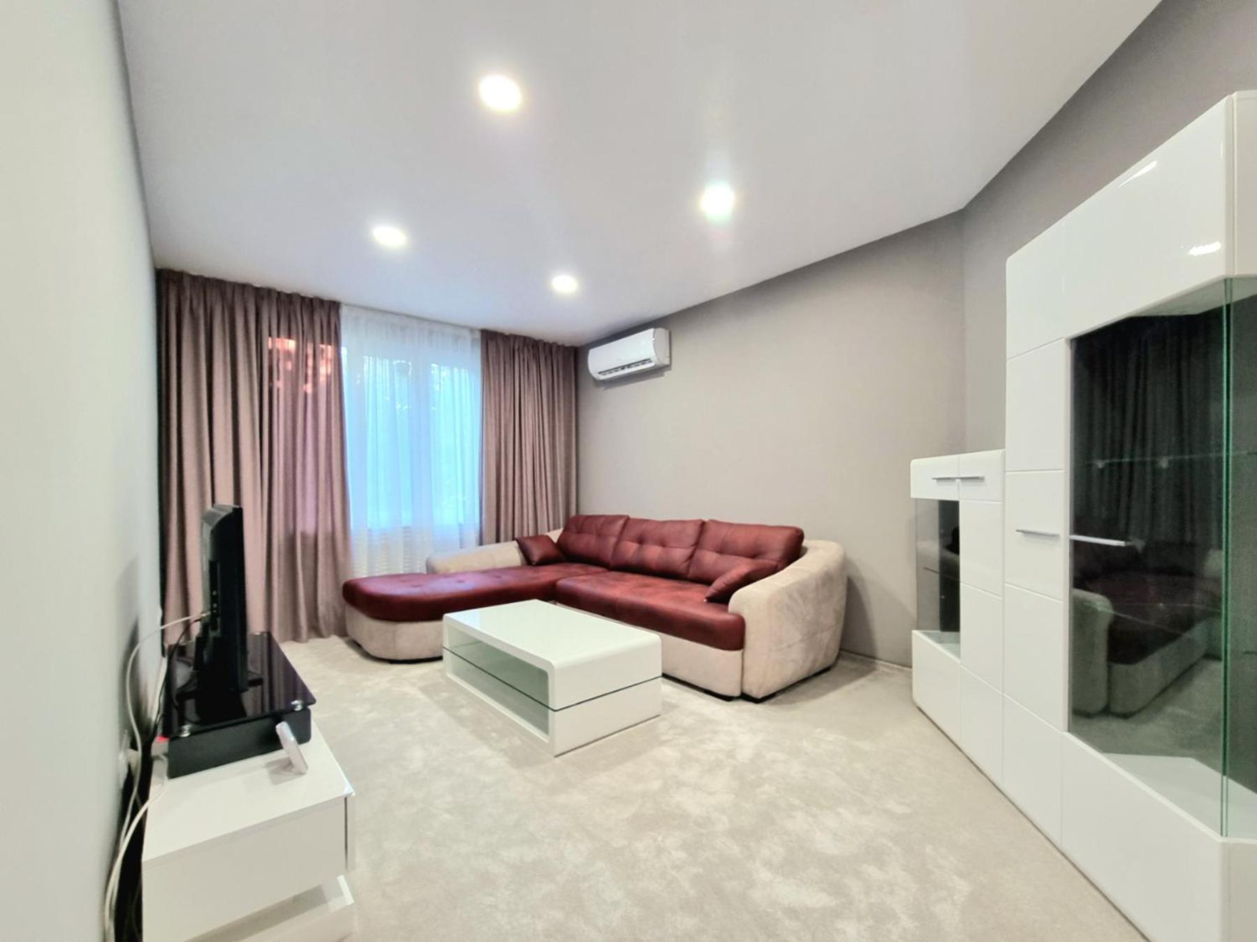 One-Bedroom Apartment photo 1