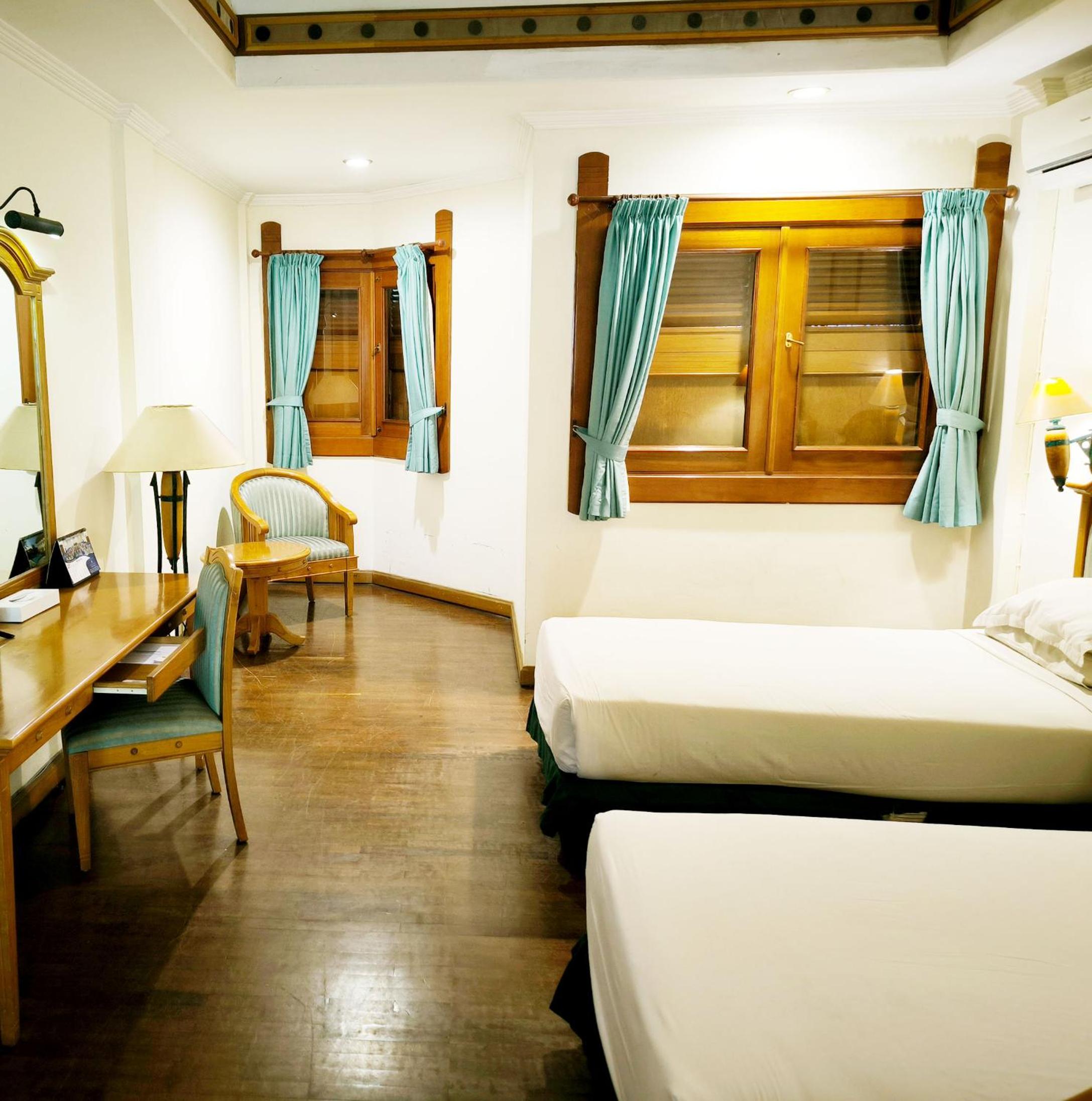 Deluxe Double or Twin Room with Pool Access photo 1