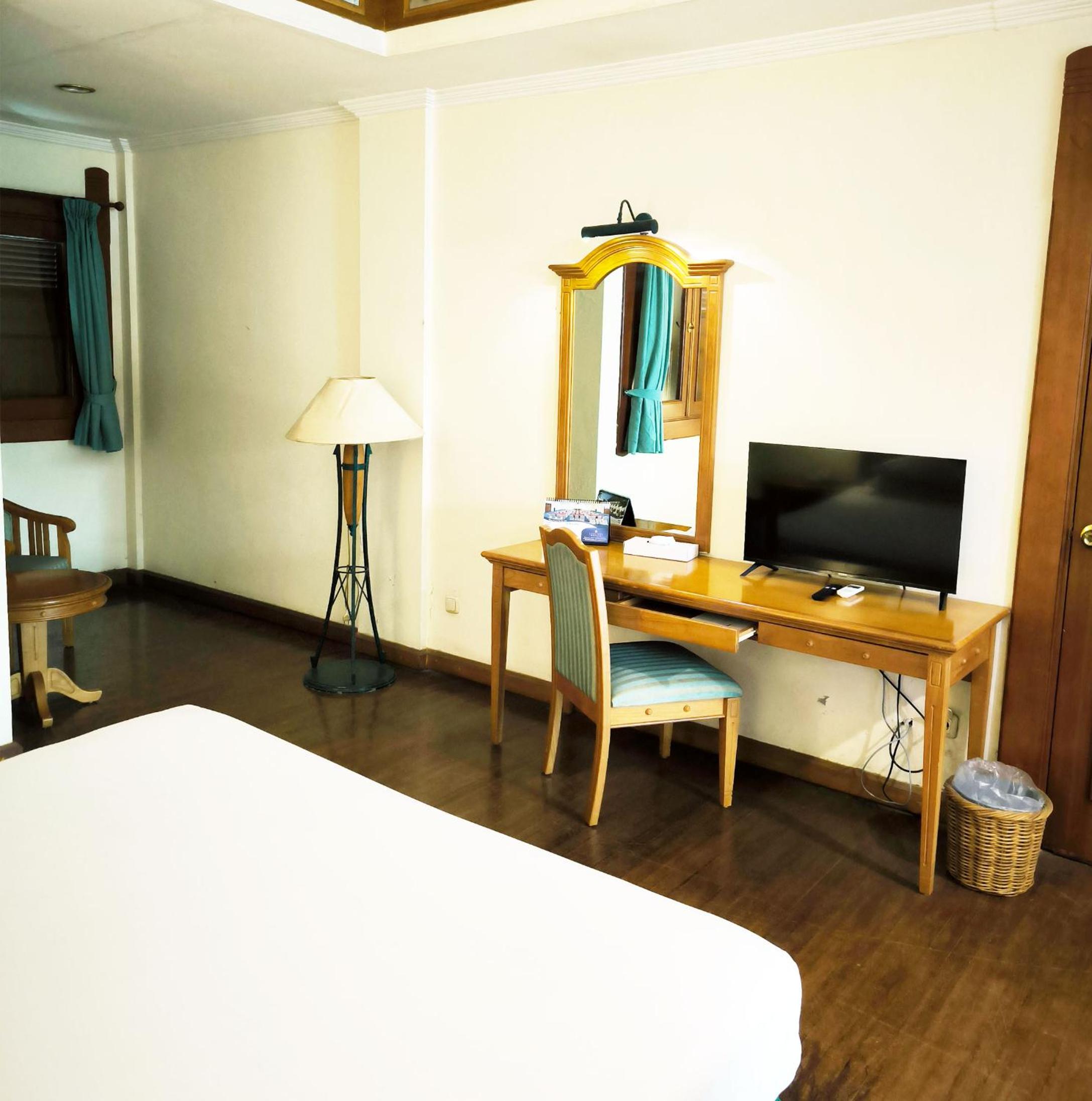 Deluxe King Room photo 2