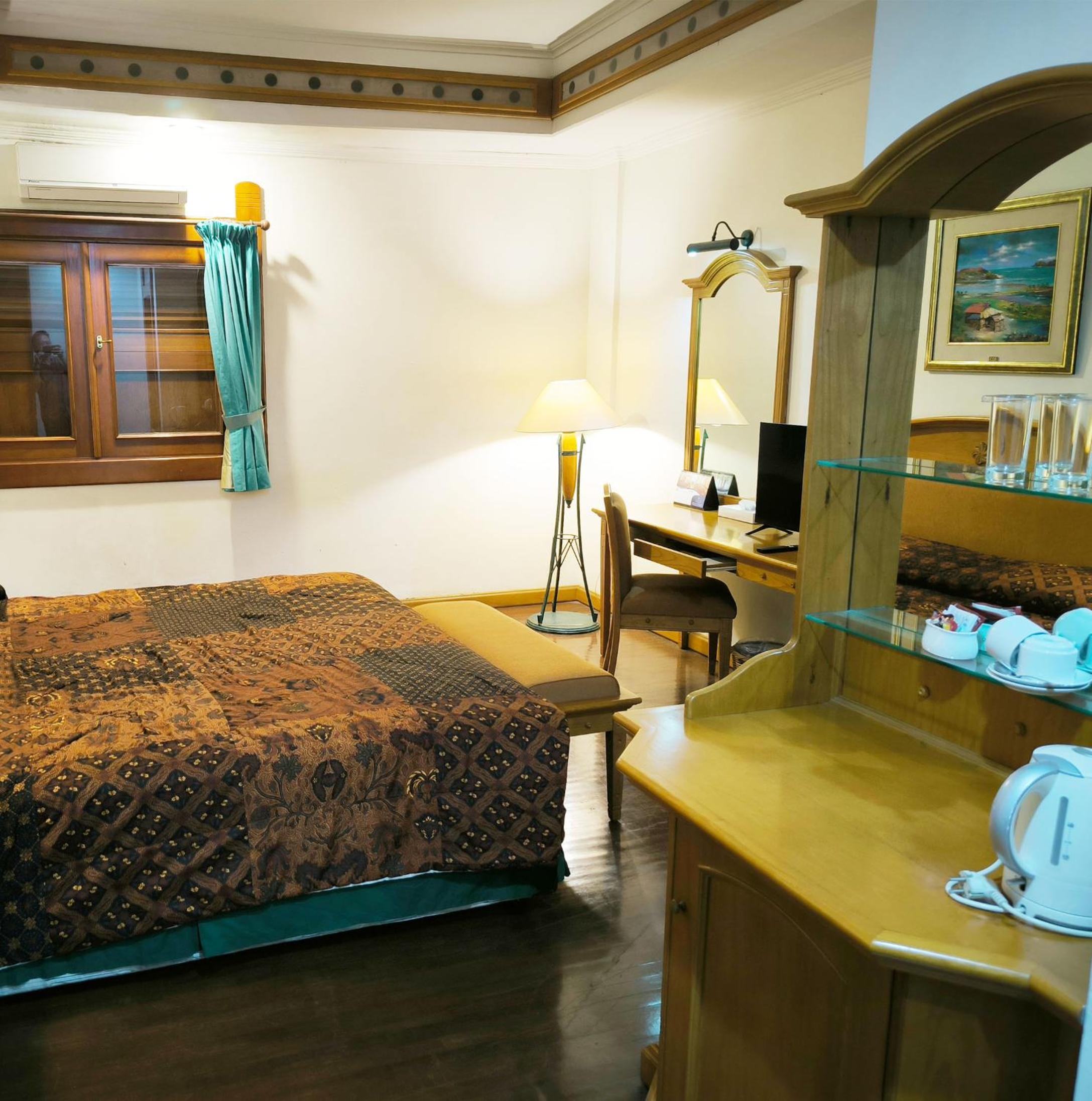 King Studio With Sofa Bed