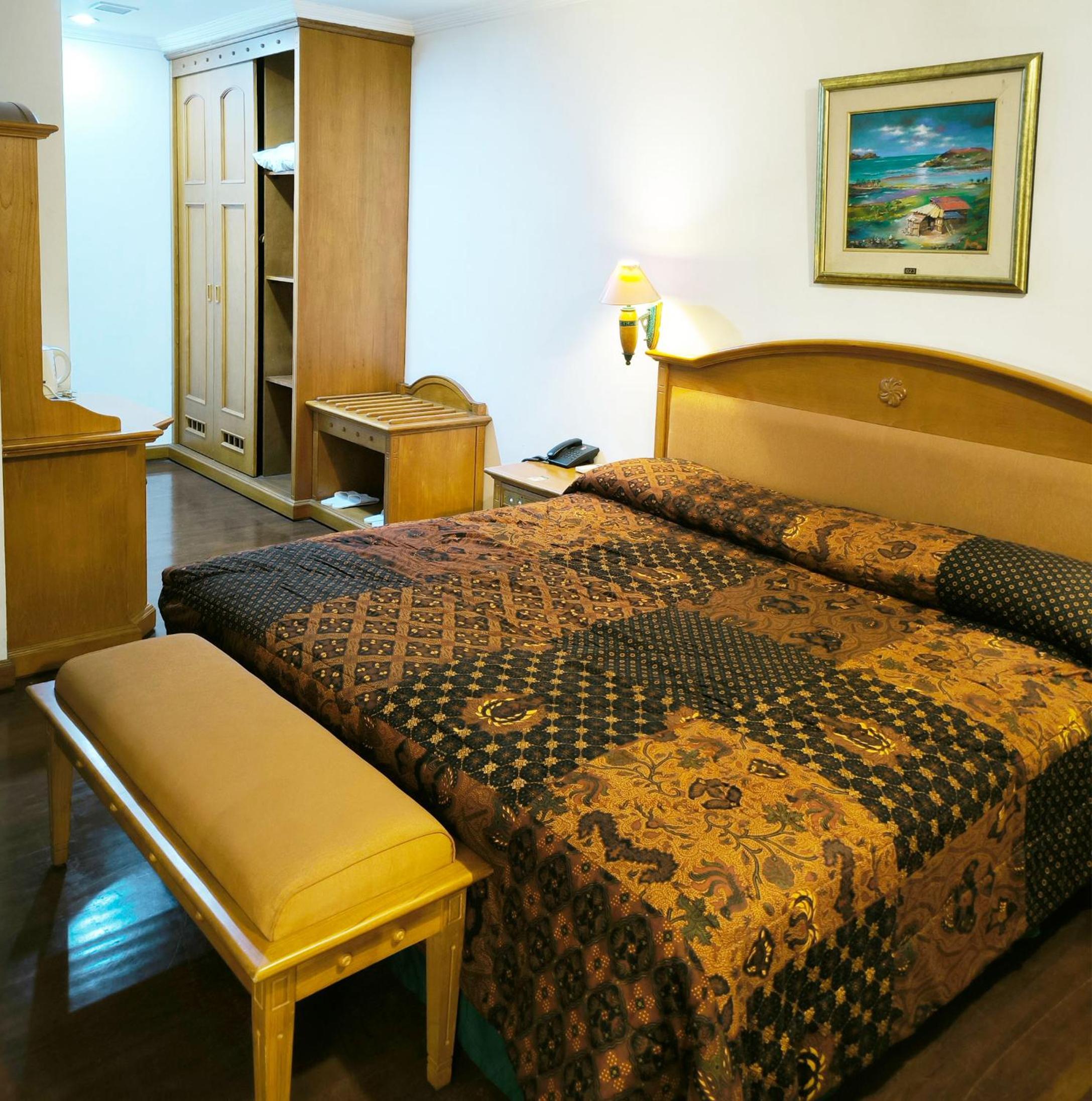 King Studio With Sofa Bed photo 2