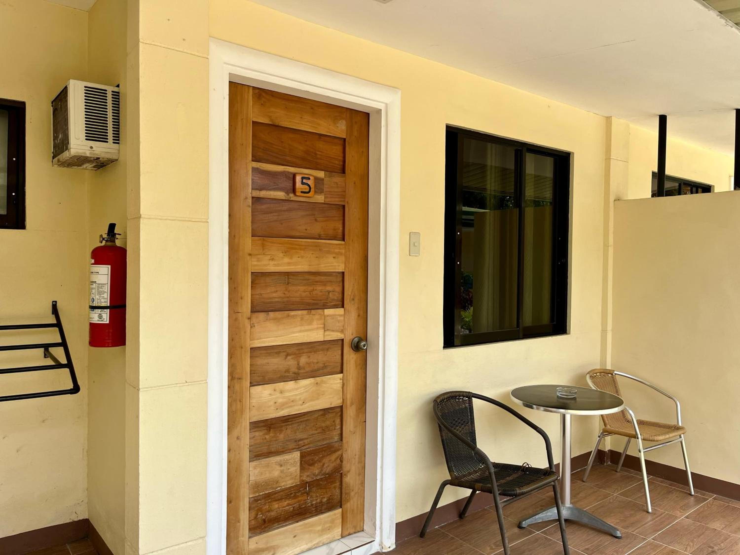 Budget Double Room - Photo 12