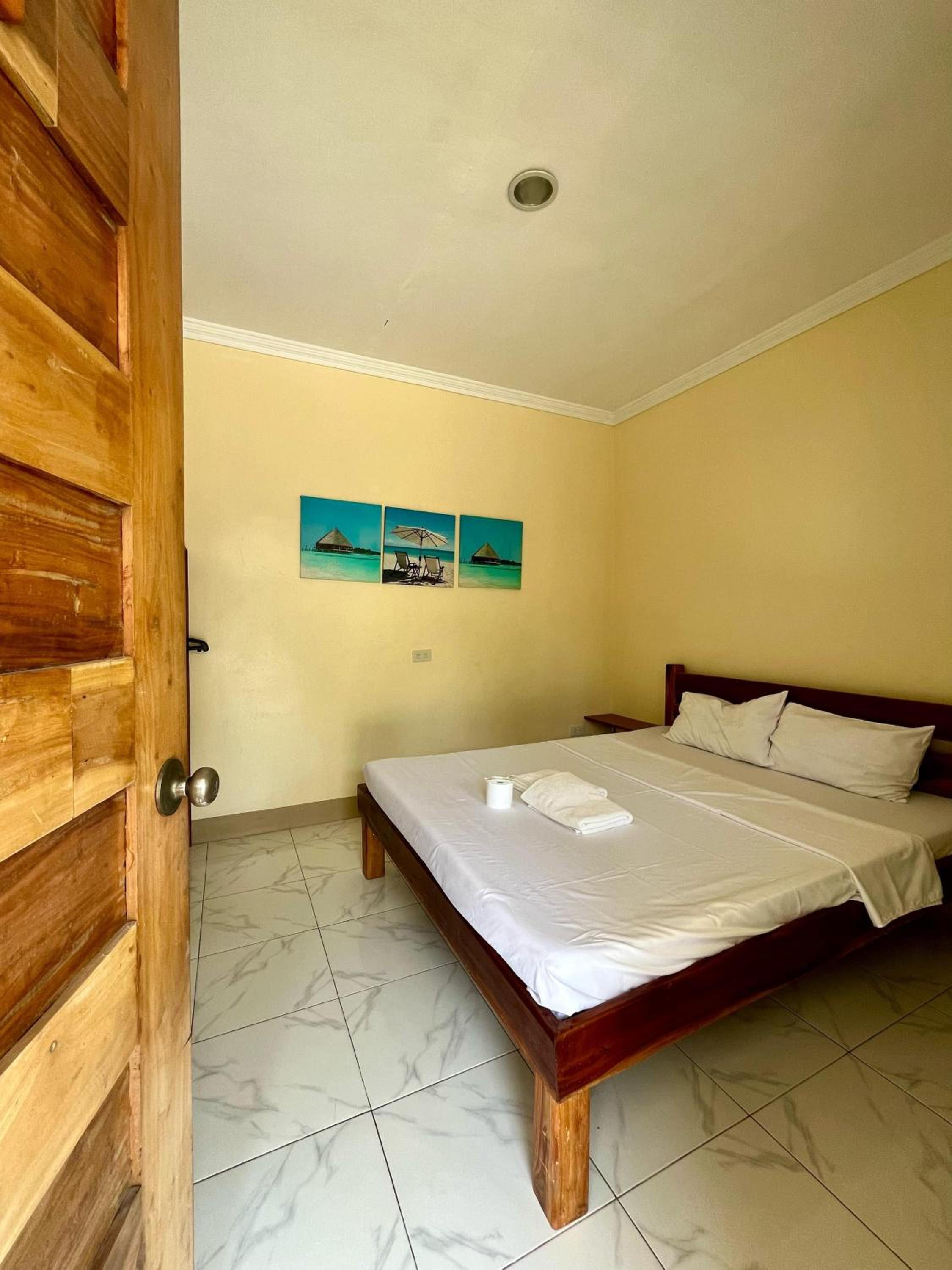 Budget Double Room - Photo 13