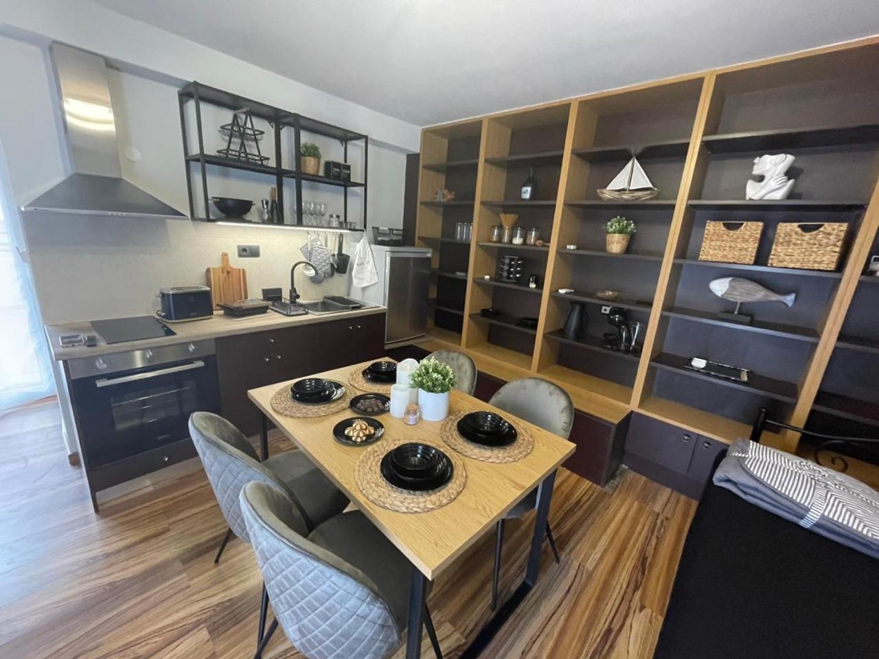 One-Bedroom Apartment - Photo 3
