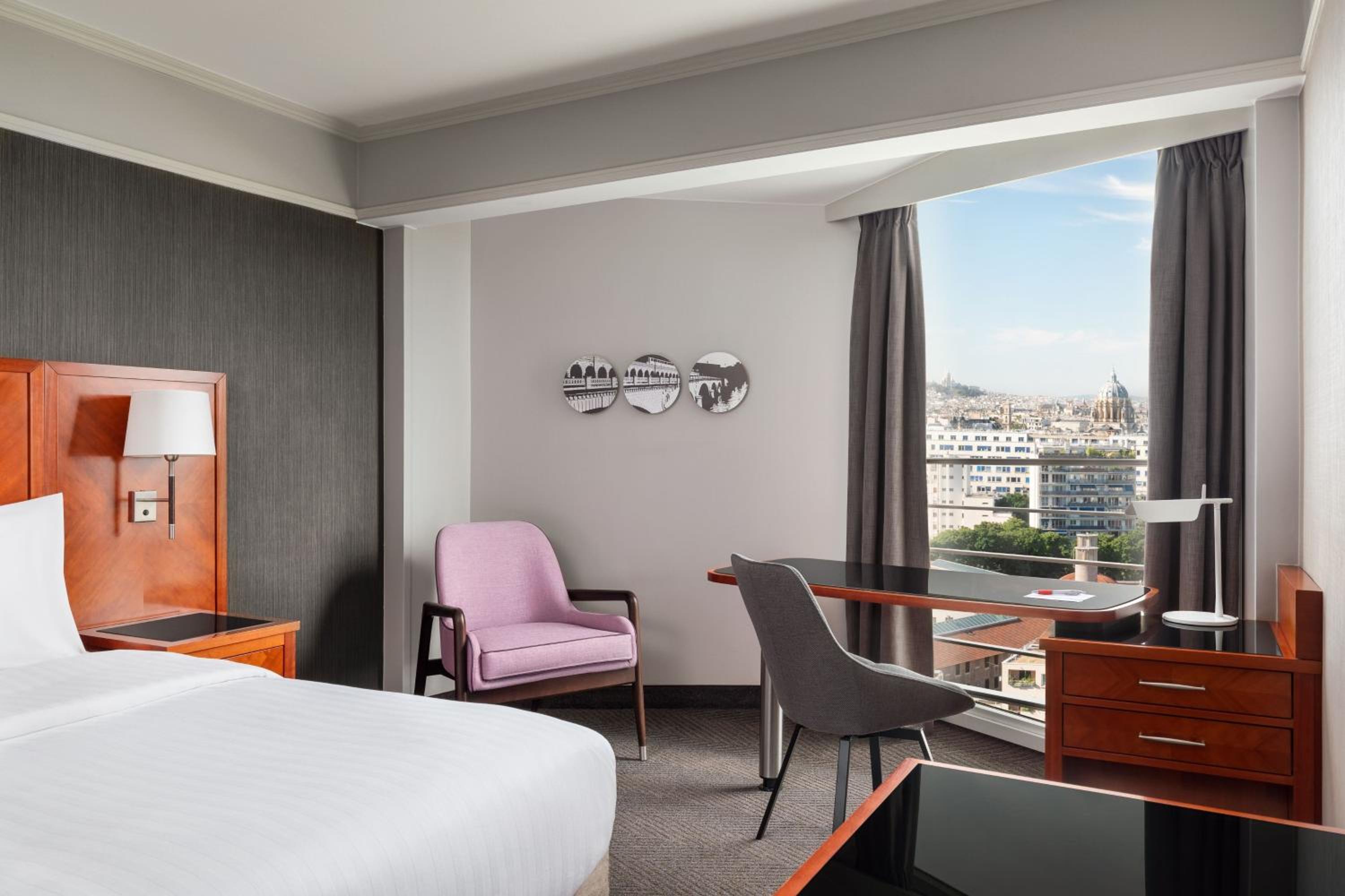 Deluxe King Room with City View thumbnail 6
