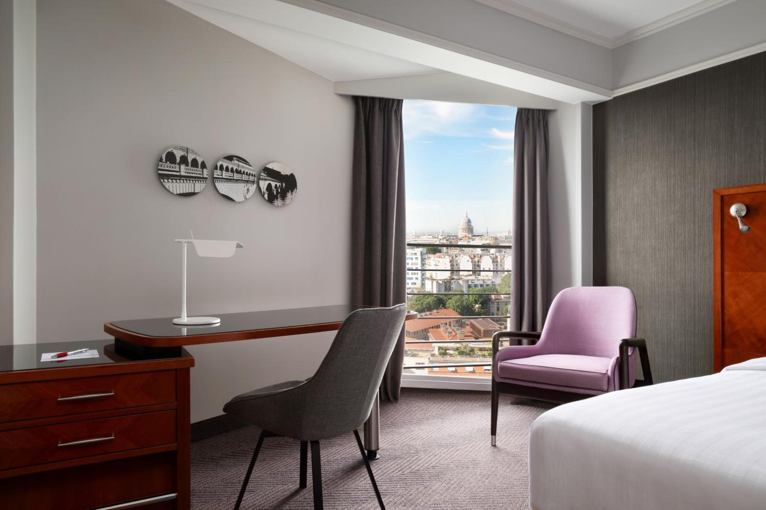Deluxe Twin Room with City View thumbnail 5
