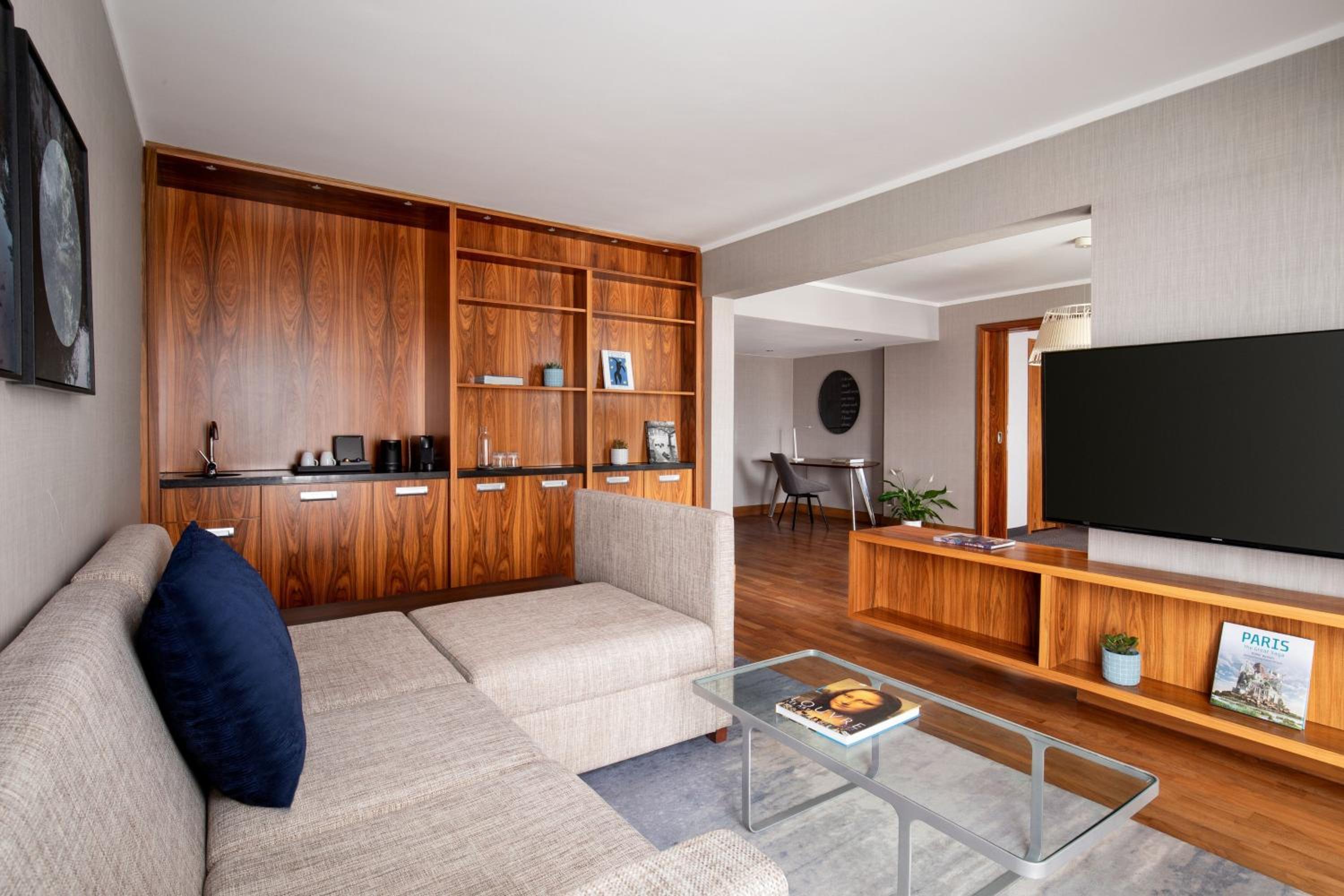 Hemingway Suite, 1 King, WIFI thumbnail 6