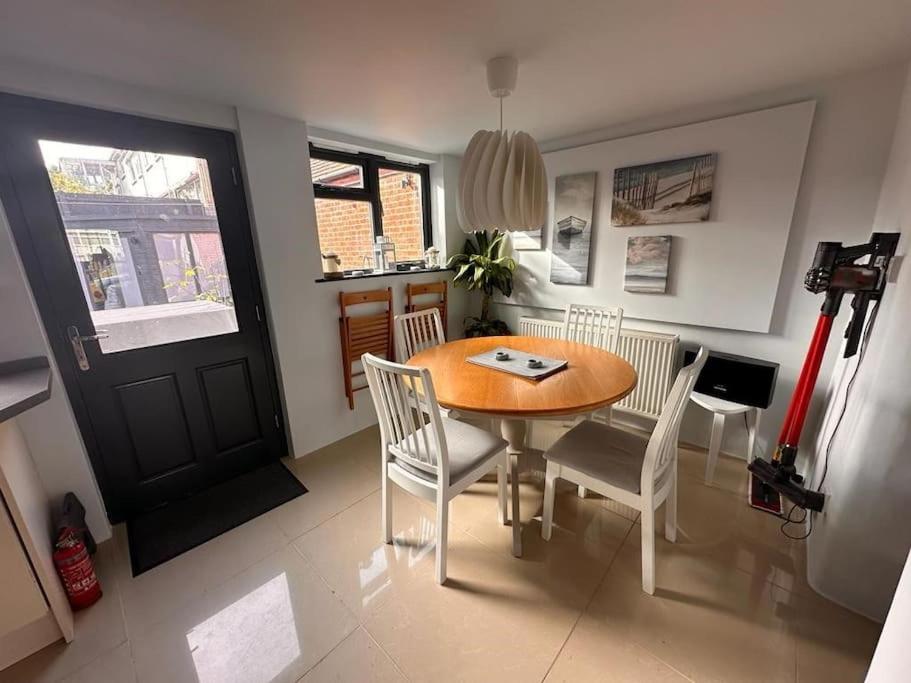 Three-Bedroom House photo 3