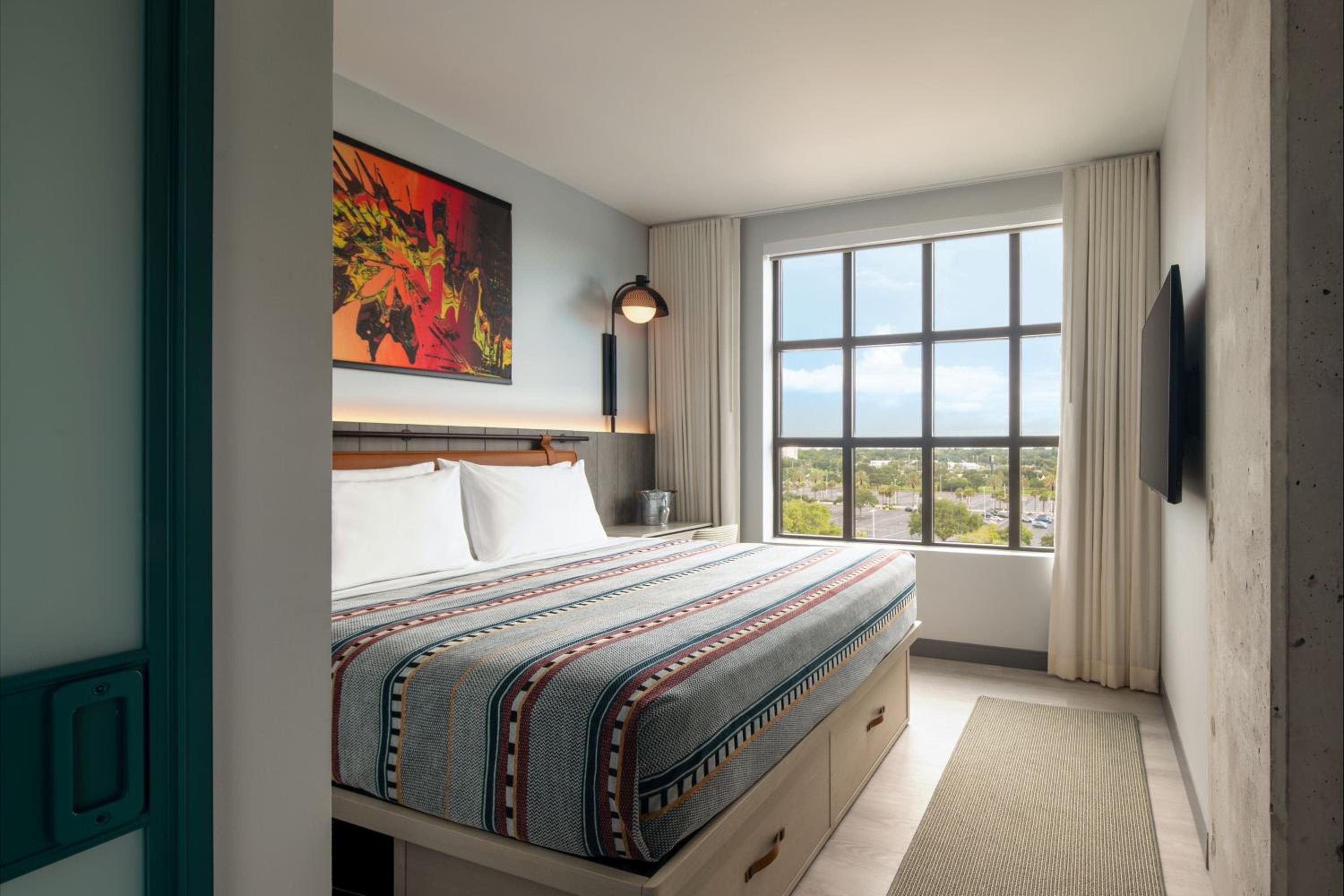 King Room with Adapted Tub - Mobility Accessible photo 3