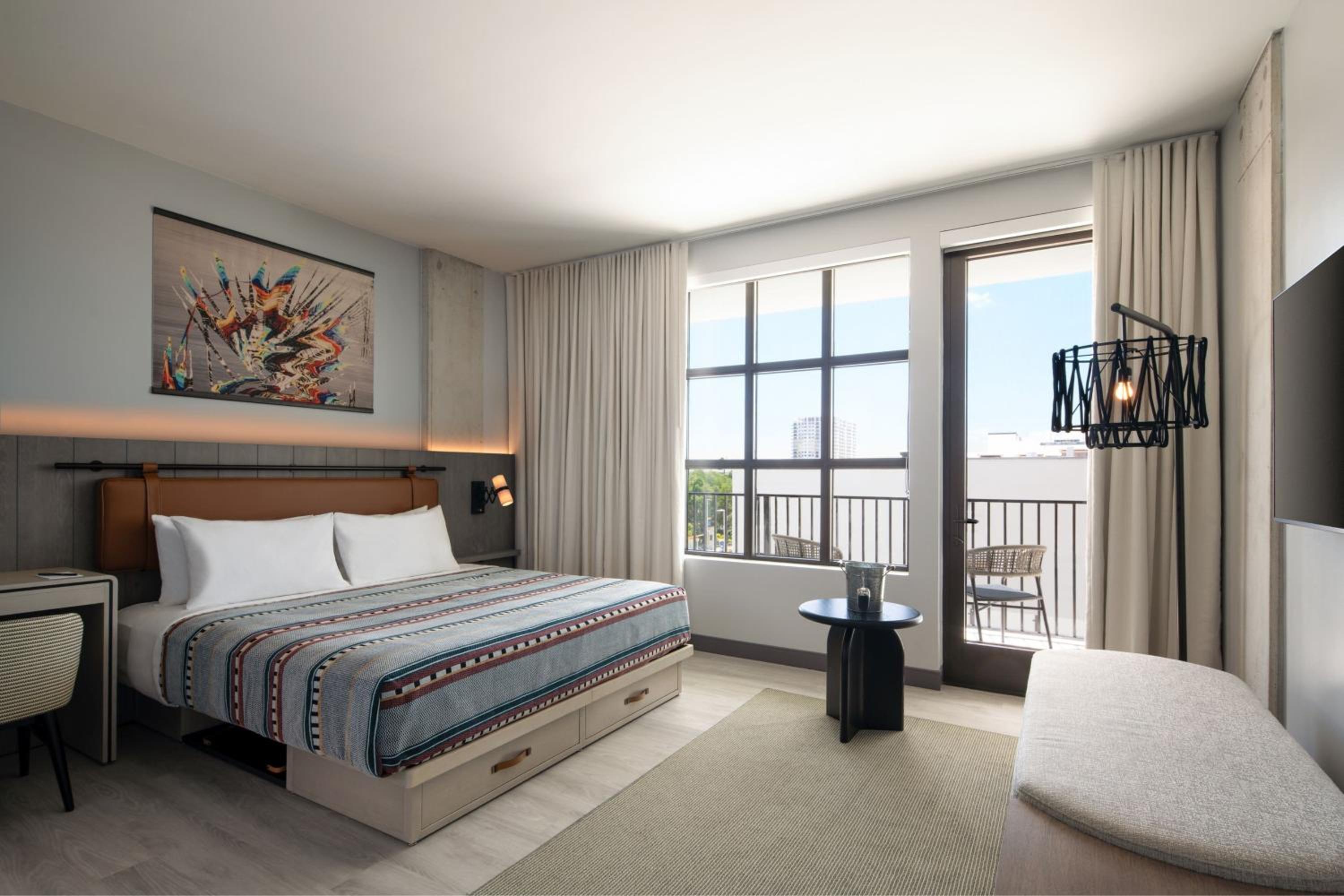 King Room with Balcony - Photo 7
