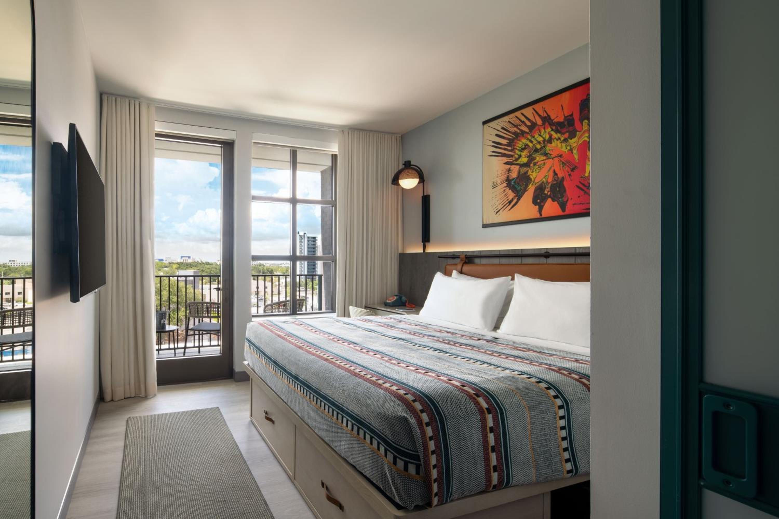 King Room with Balcony - Photo 6