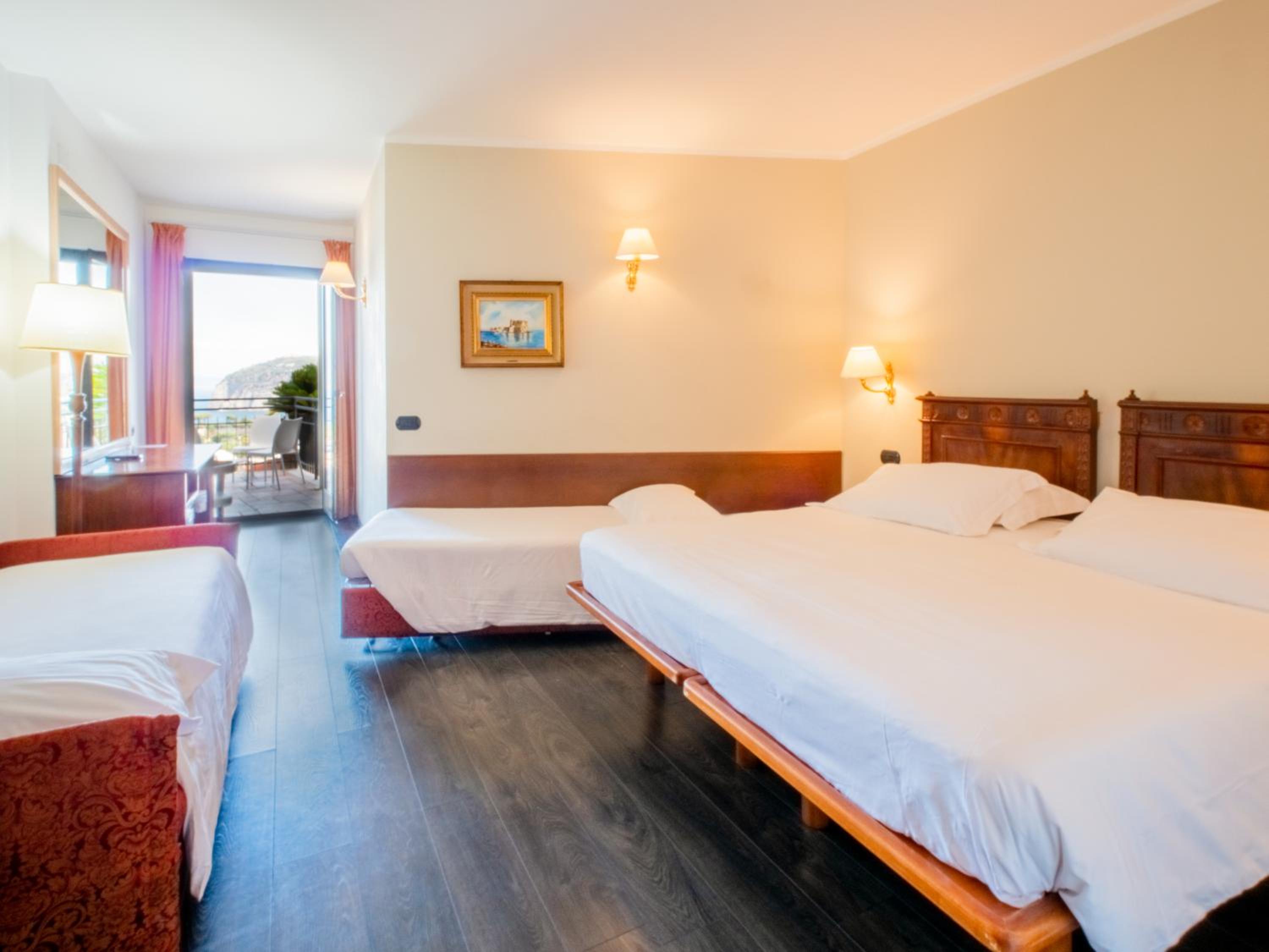 Classic Quadruple Room - Photo 21