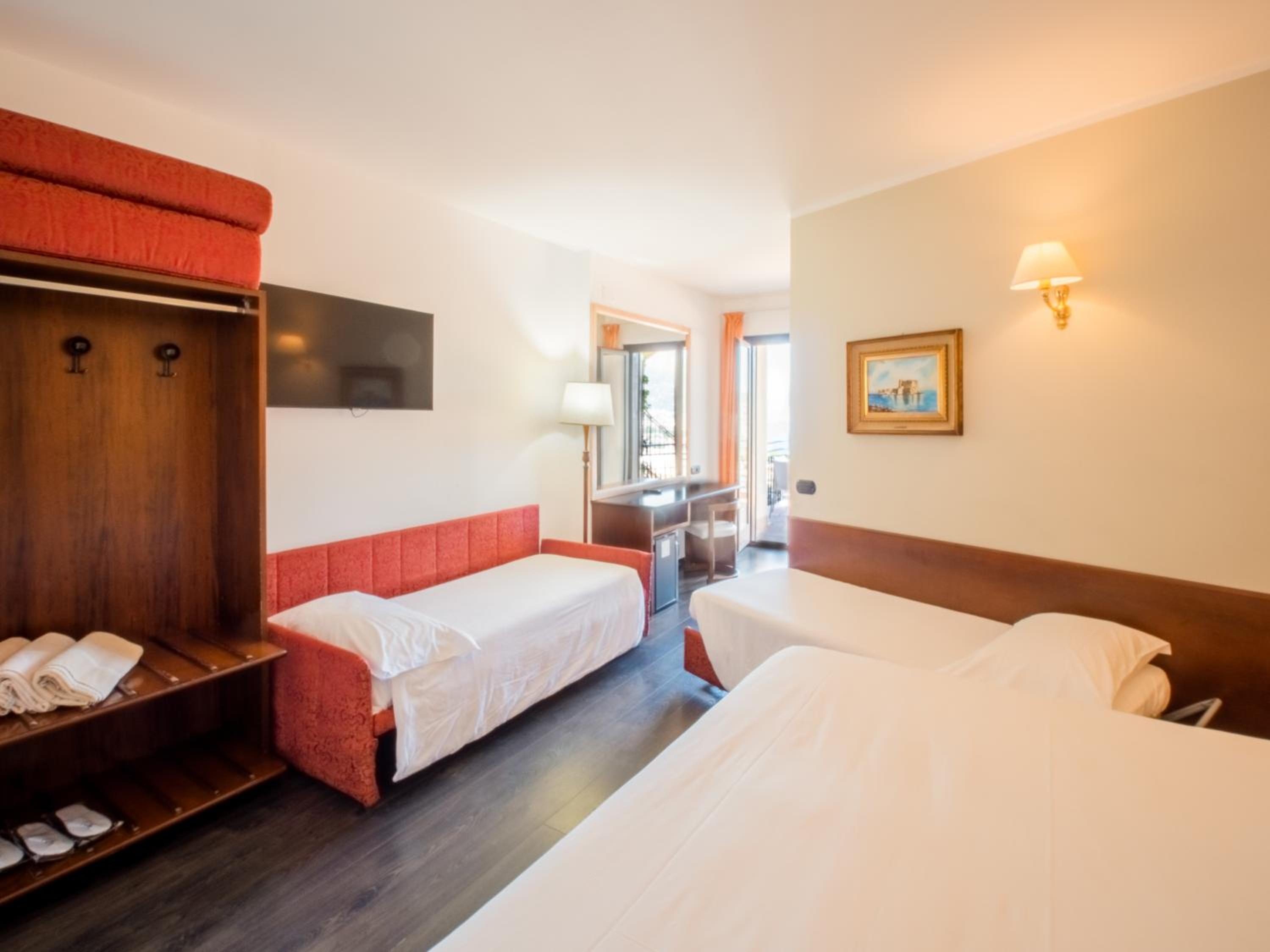 Classic Quadruple Room - Photo 20