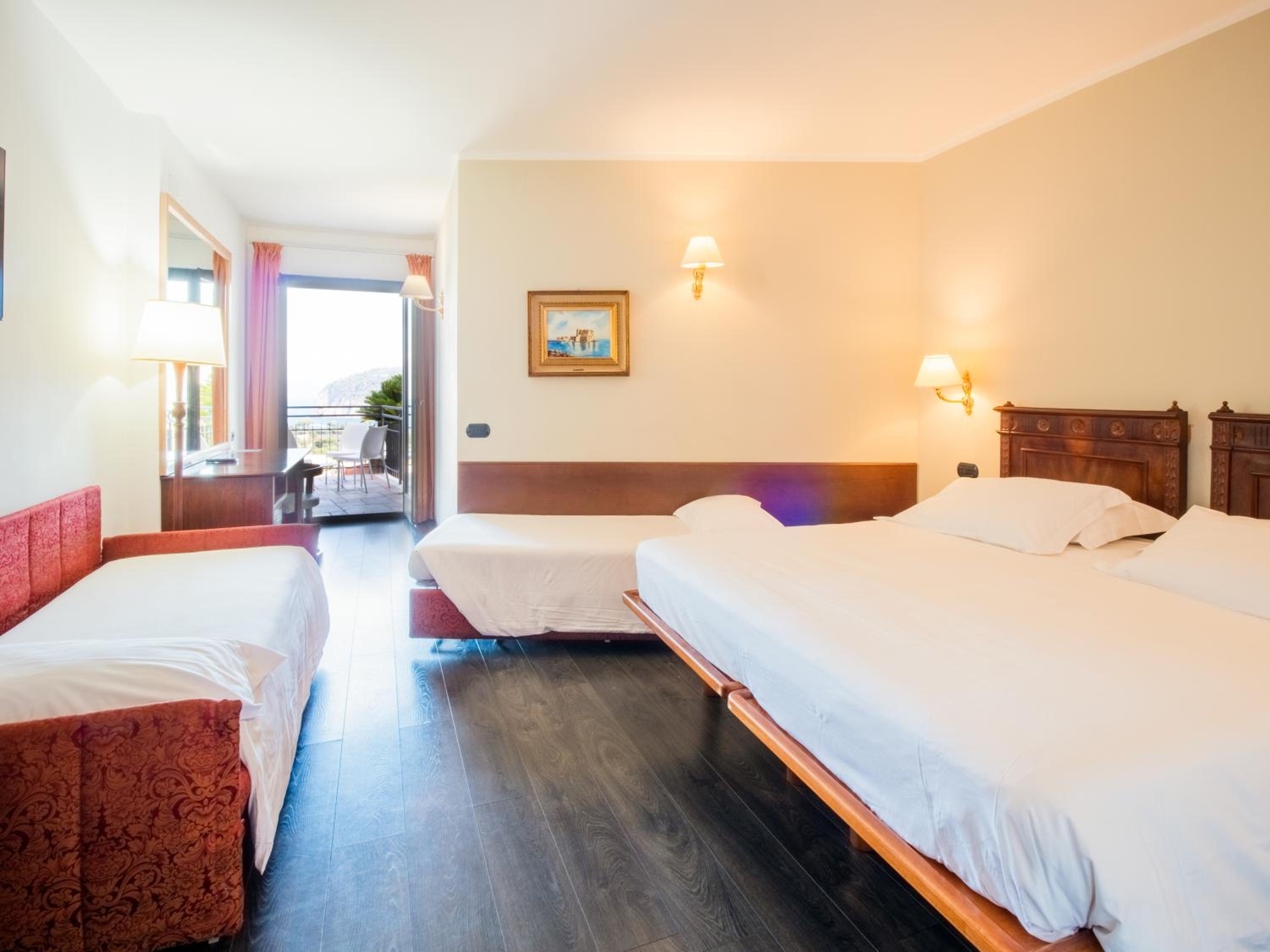 Classic Quadruple Room - Photo 11