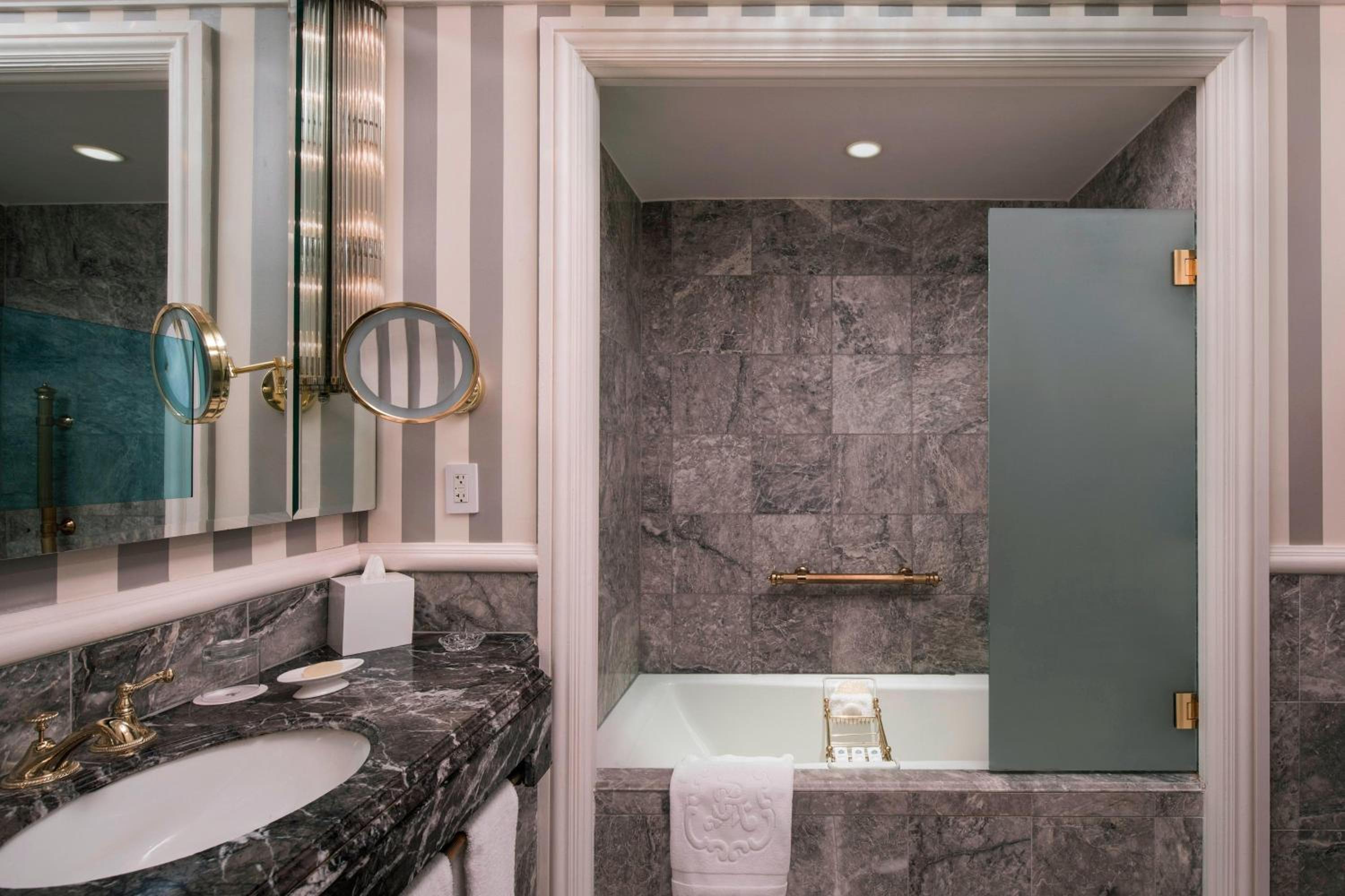 Superior King Room with Tub - Mobility/Hearing Accessible - Butler Service