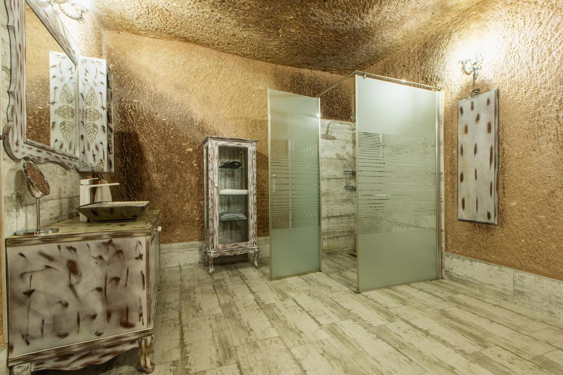 Superior Suite - Photo 13
