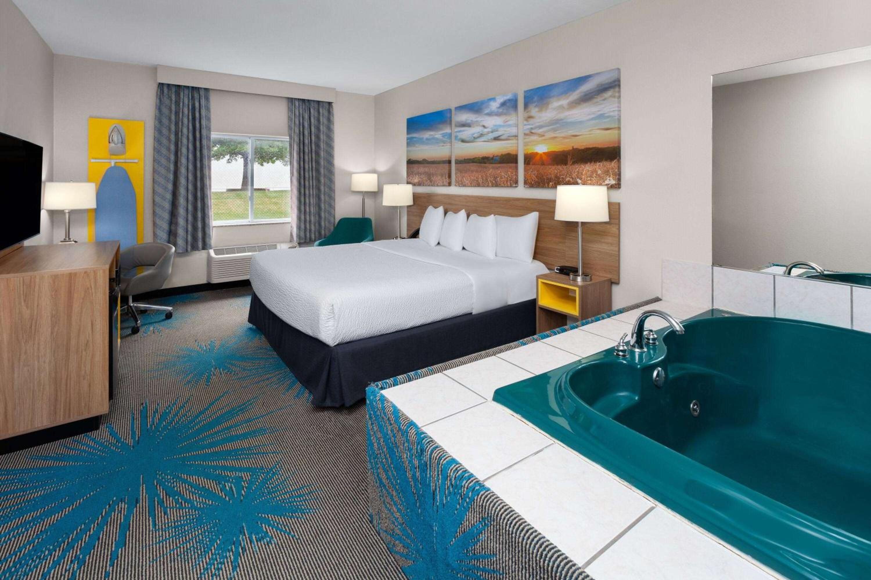 1 King Bed, Studio Suite, Hot Tub, Non-Smoking - Photo 1