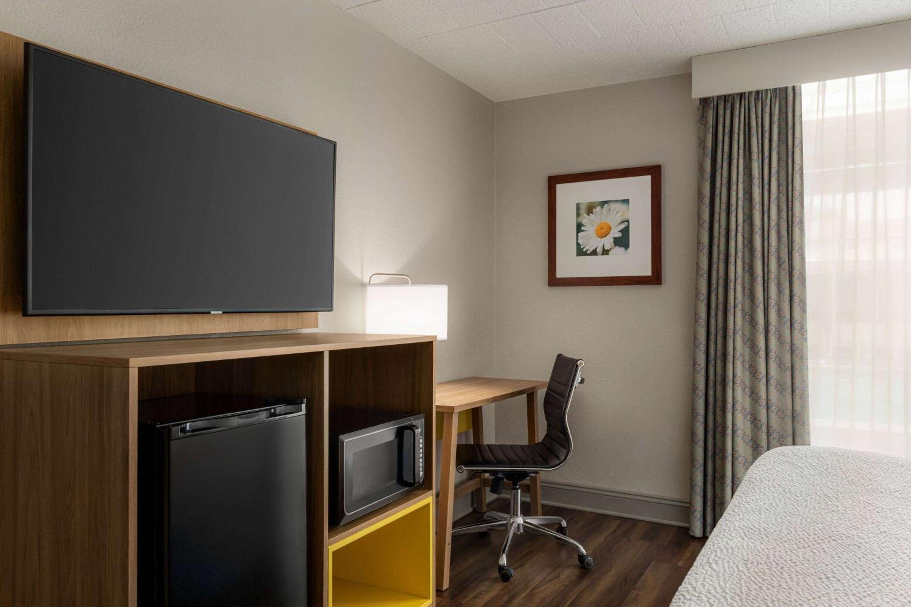 King Room - Non-Smoking - Photo 3