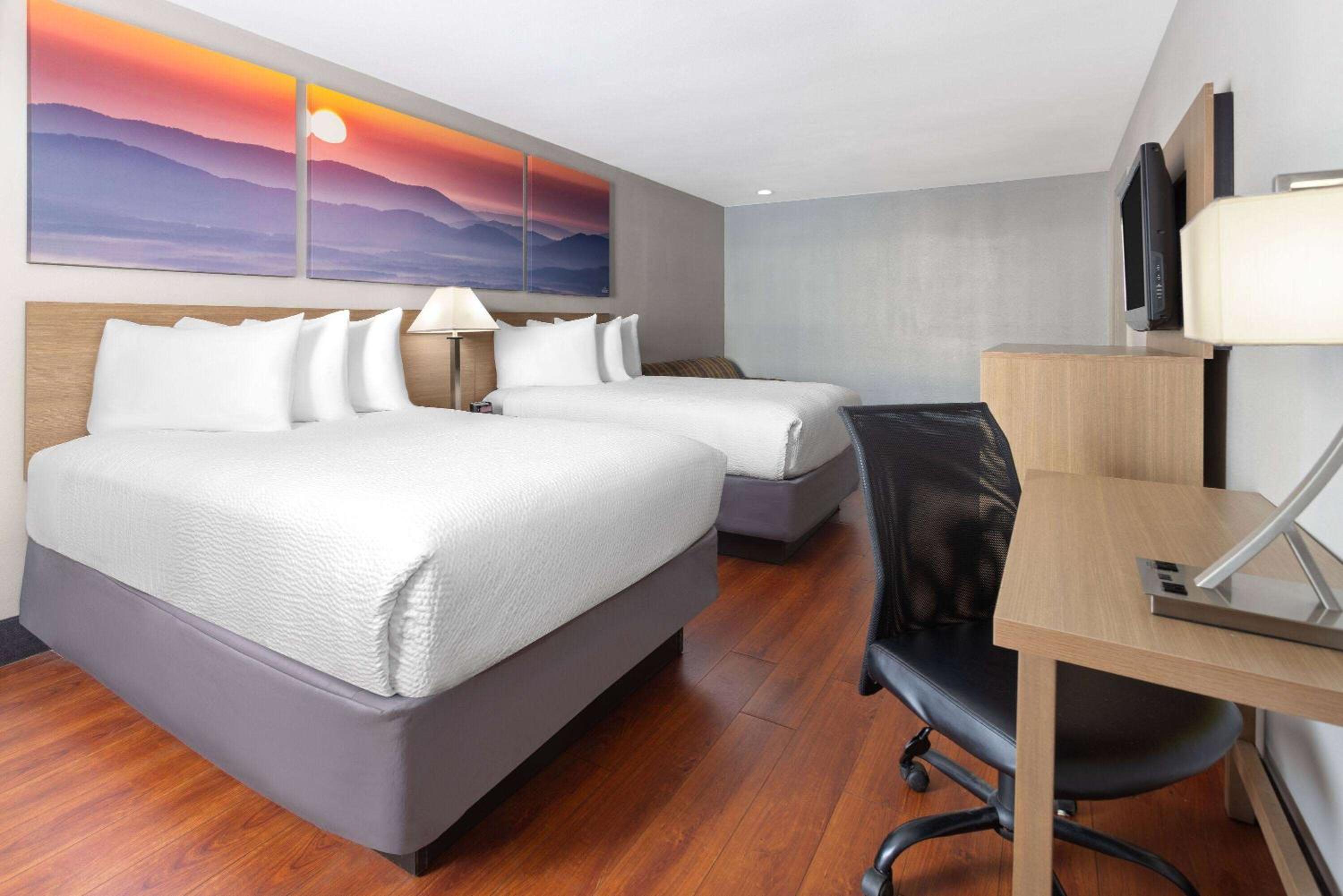 Deluxe Double Room with Two Double Beds - Non-Smoking - Photo 2