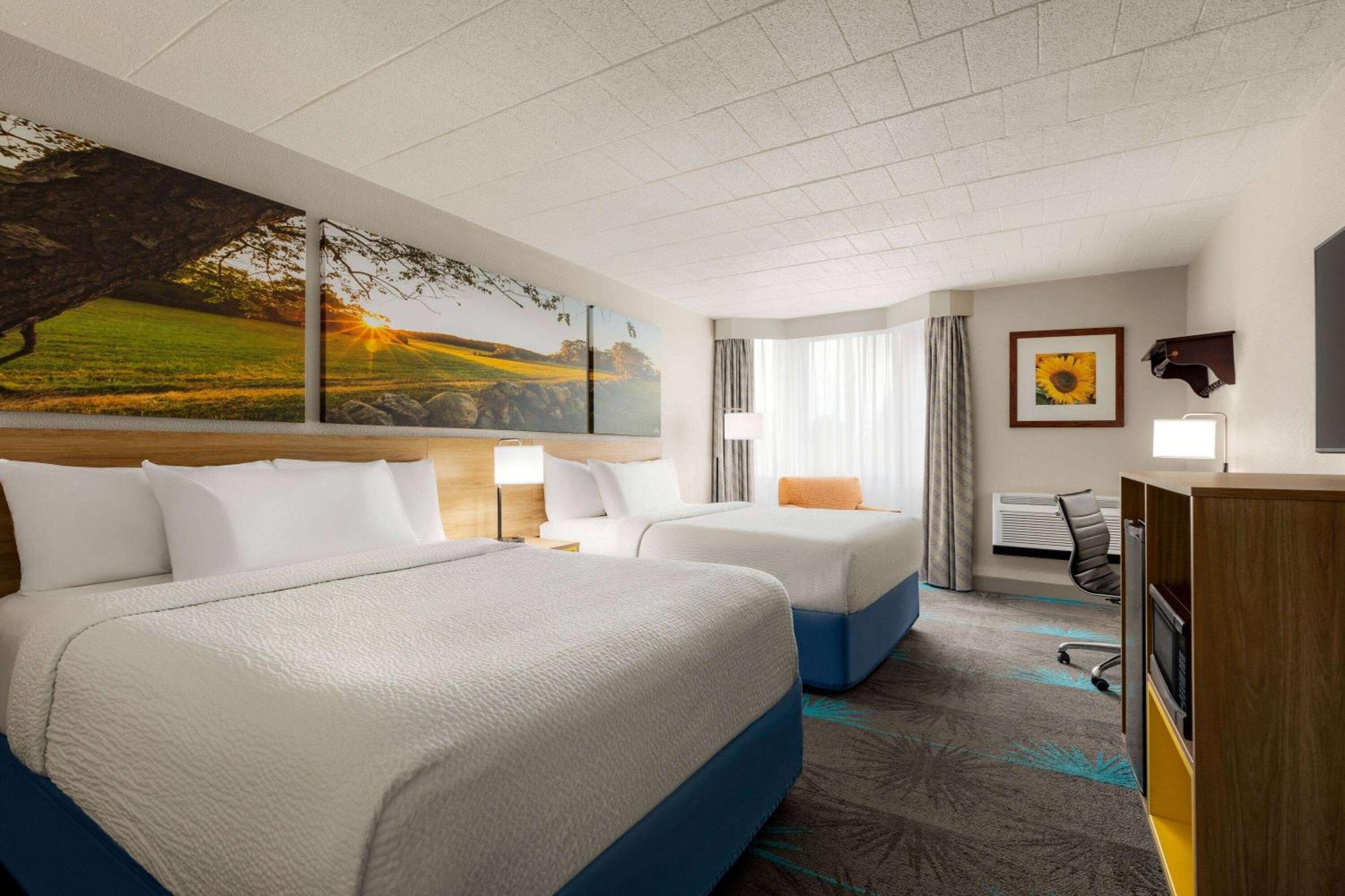 Business Queen Room with Two Queen Beds - Non-Smoking - Photo 1