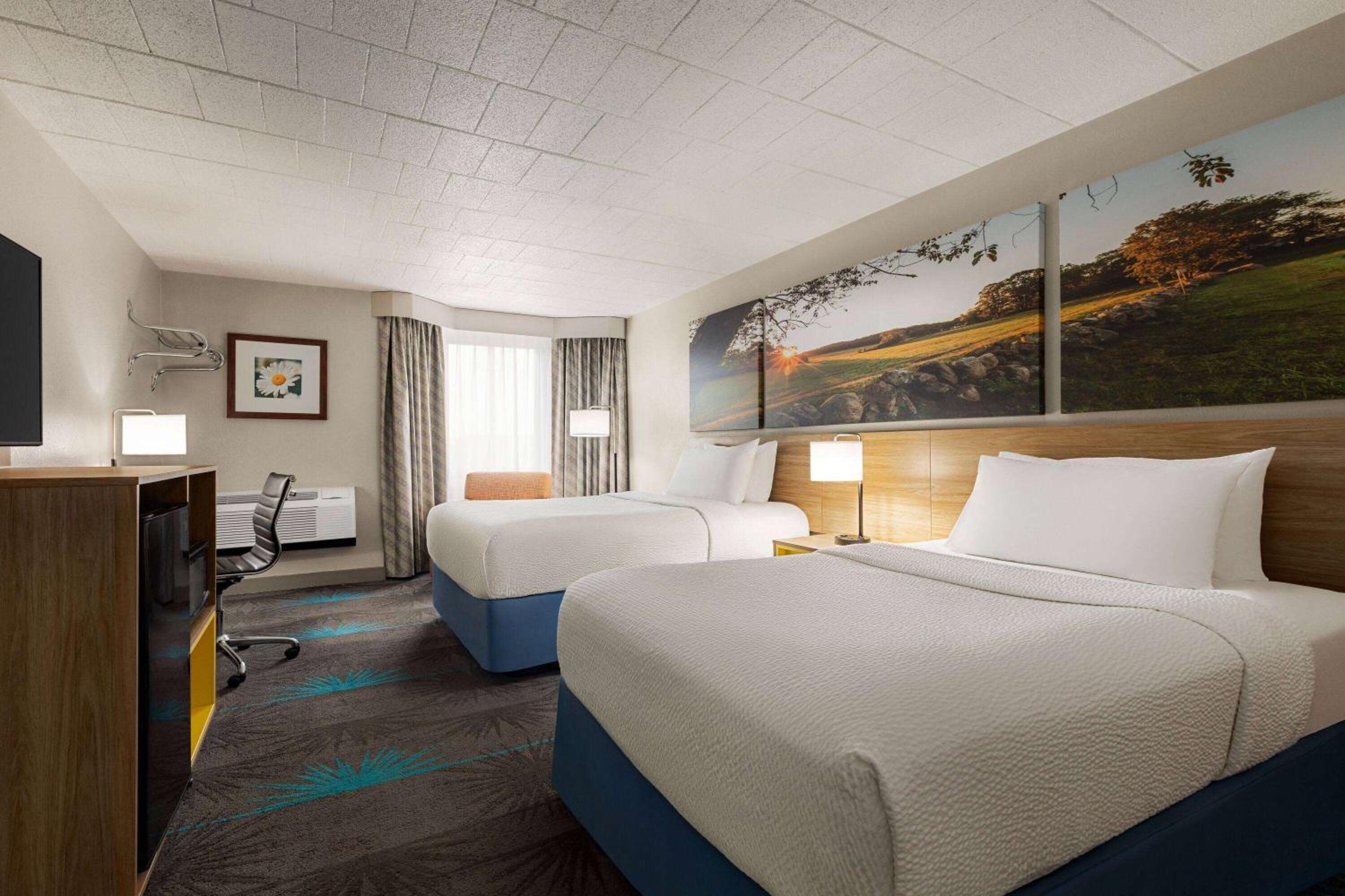 Deluxe Queen Room with Two Queen Beds - Non-Smoking - Photo 3