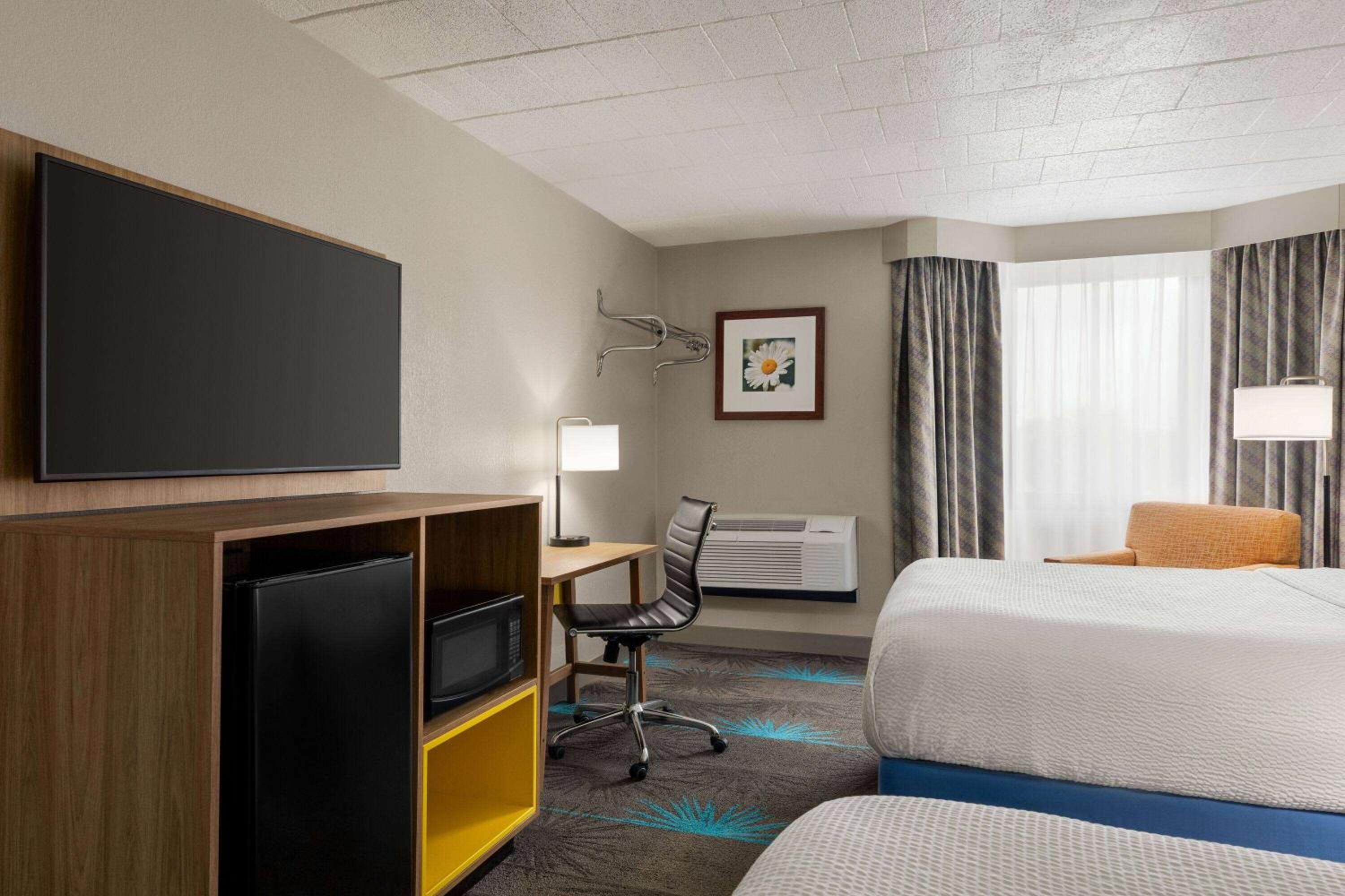 Deluxe Queen Room with Two Queen Beds - Non-Smoking - Photo 2