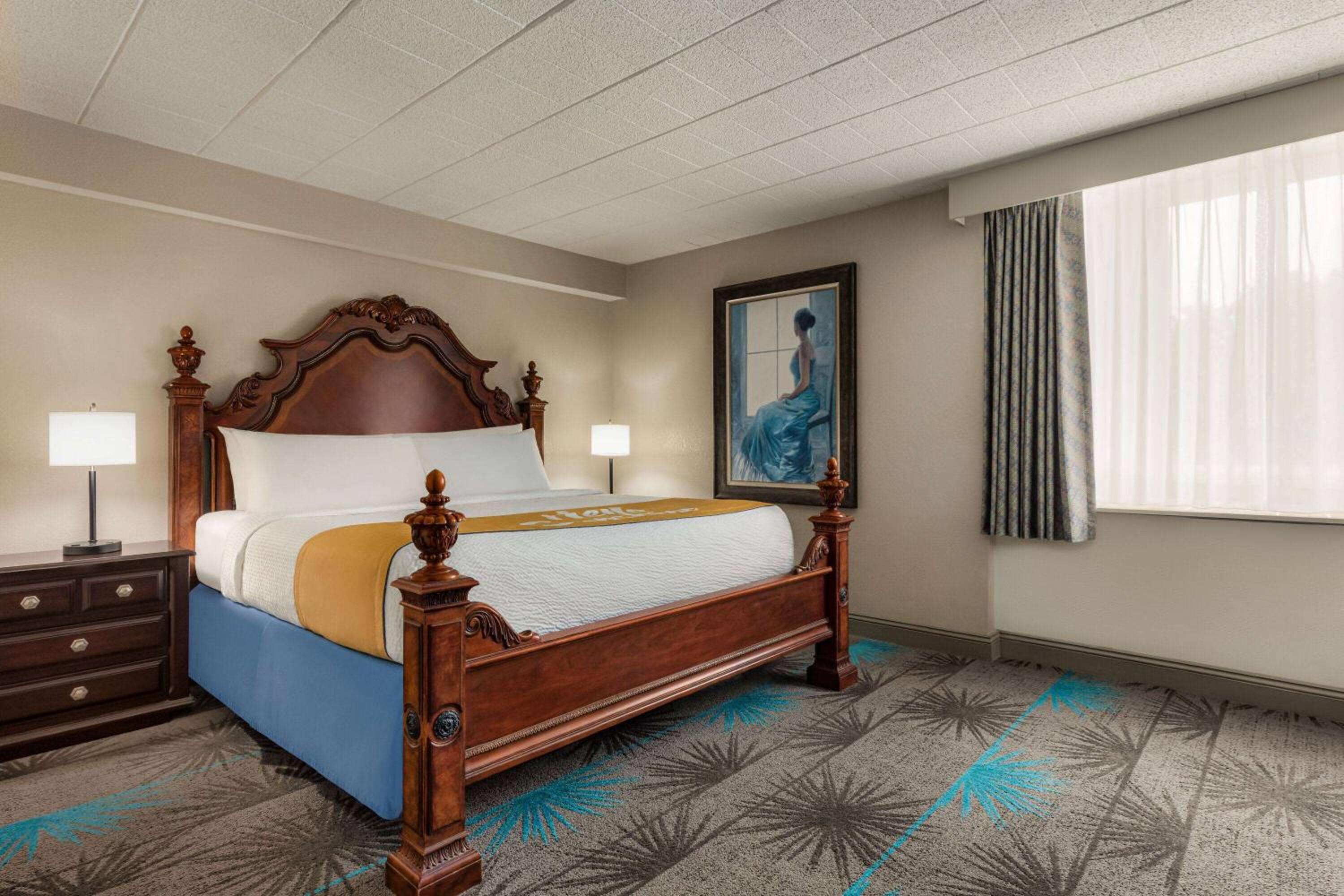 Deluxe King Suite with Jetted Tub - Non-Smoking - Photo 1