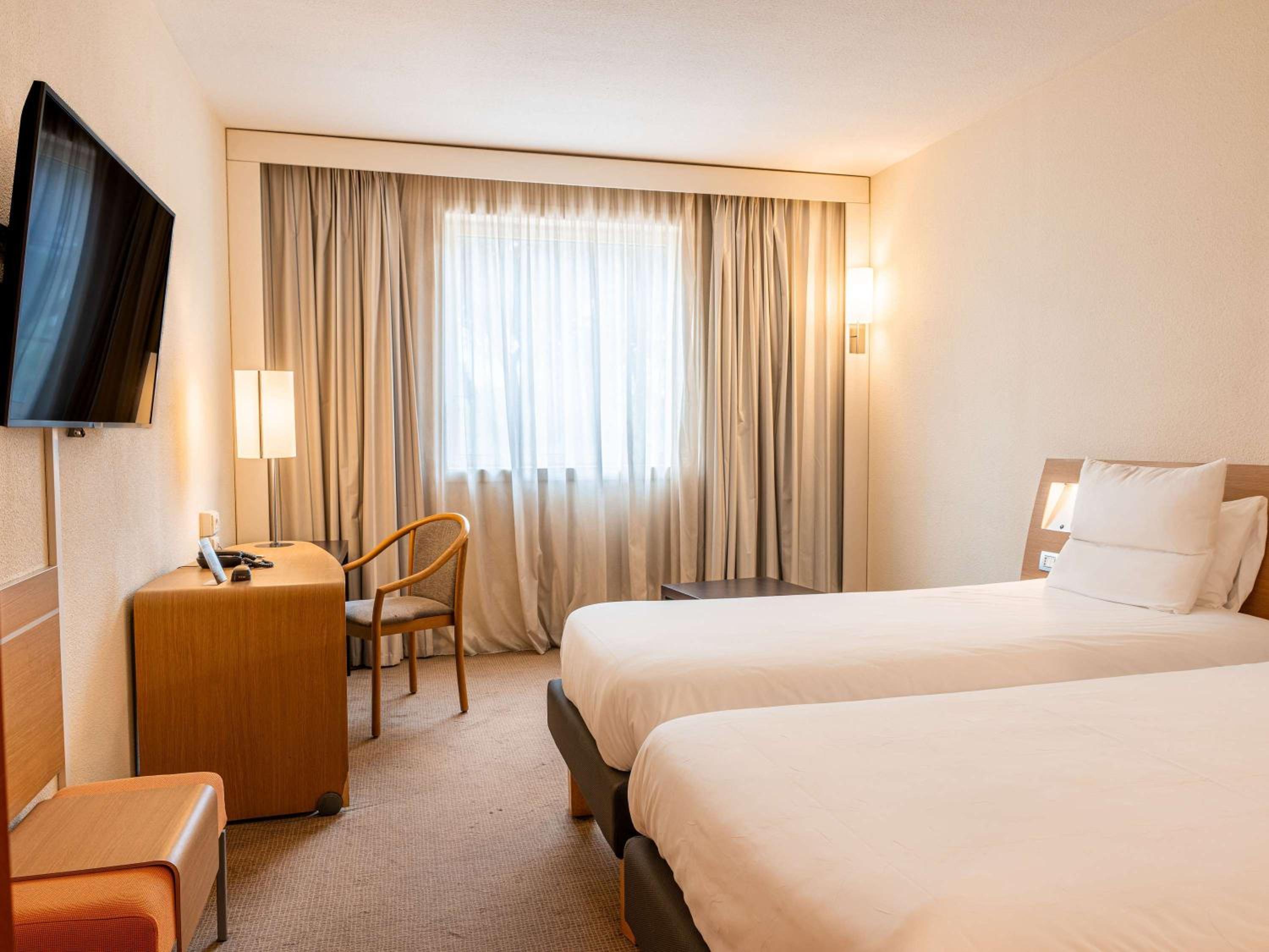 Superior Twin Room thumbnail 5