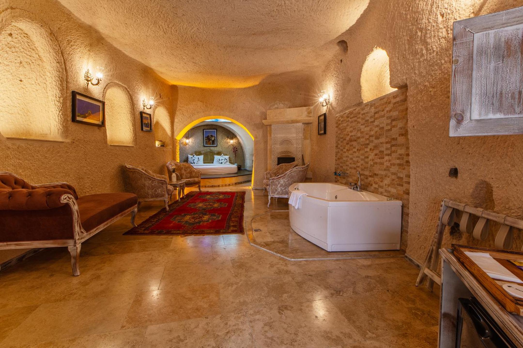 Superior Suite - Photo 11