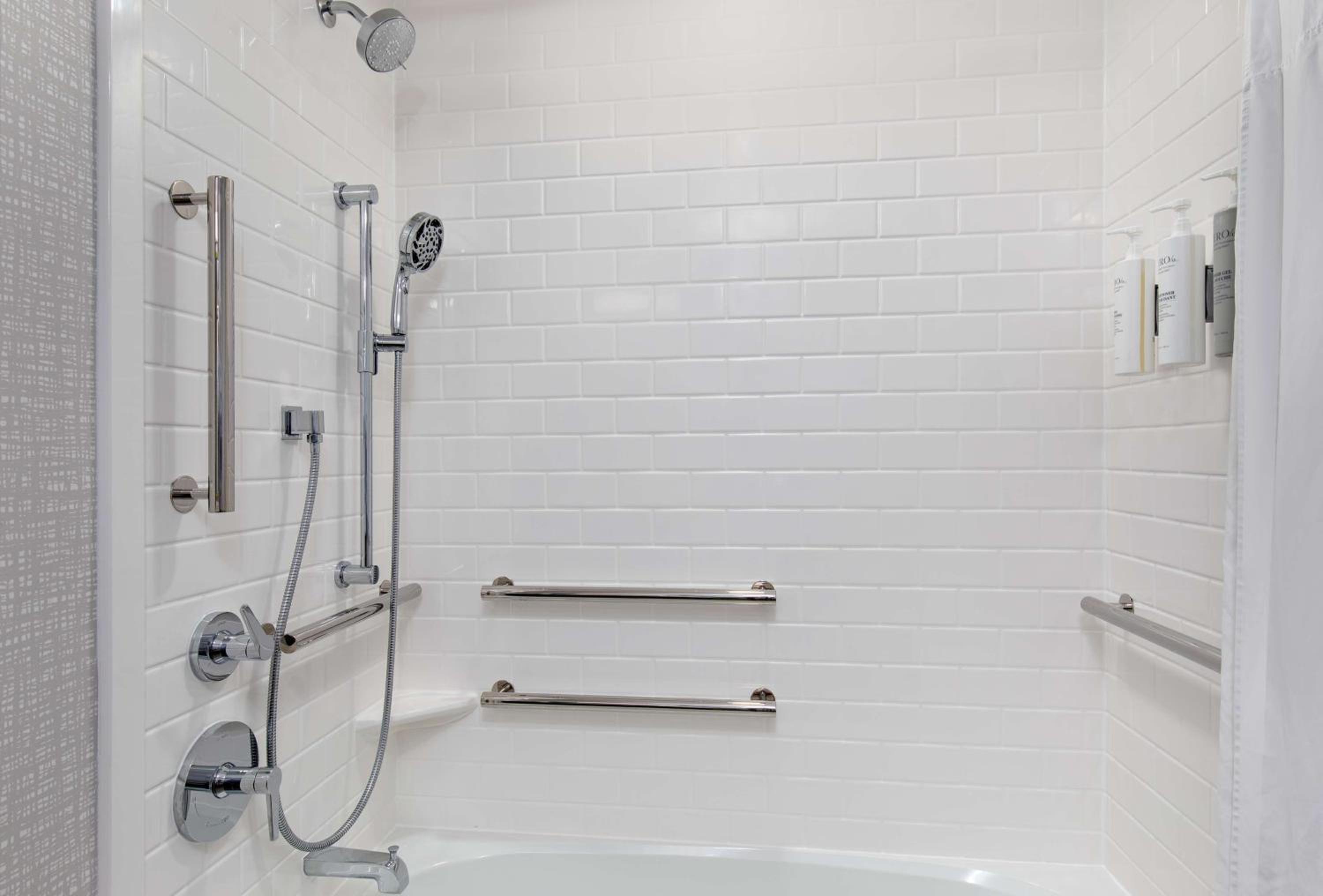 King Room with Accessible Tub - Mobility and Hearing Access/Non-Smoking - Photo 4
