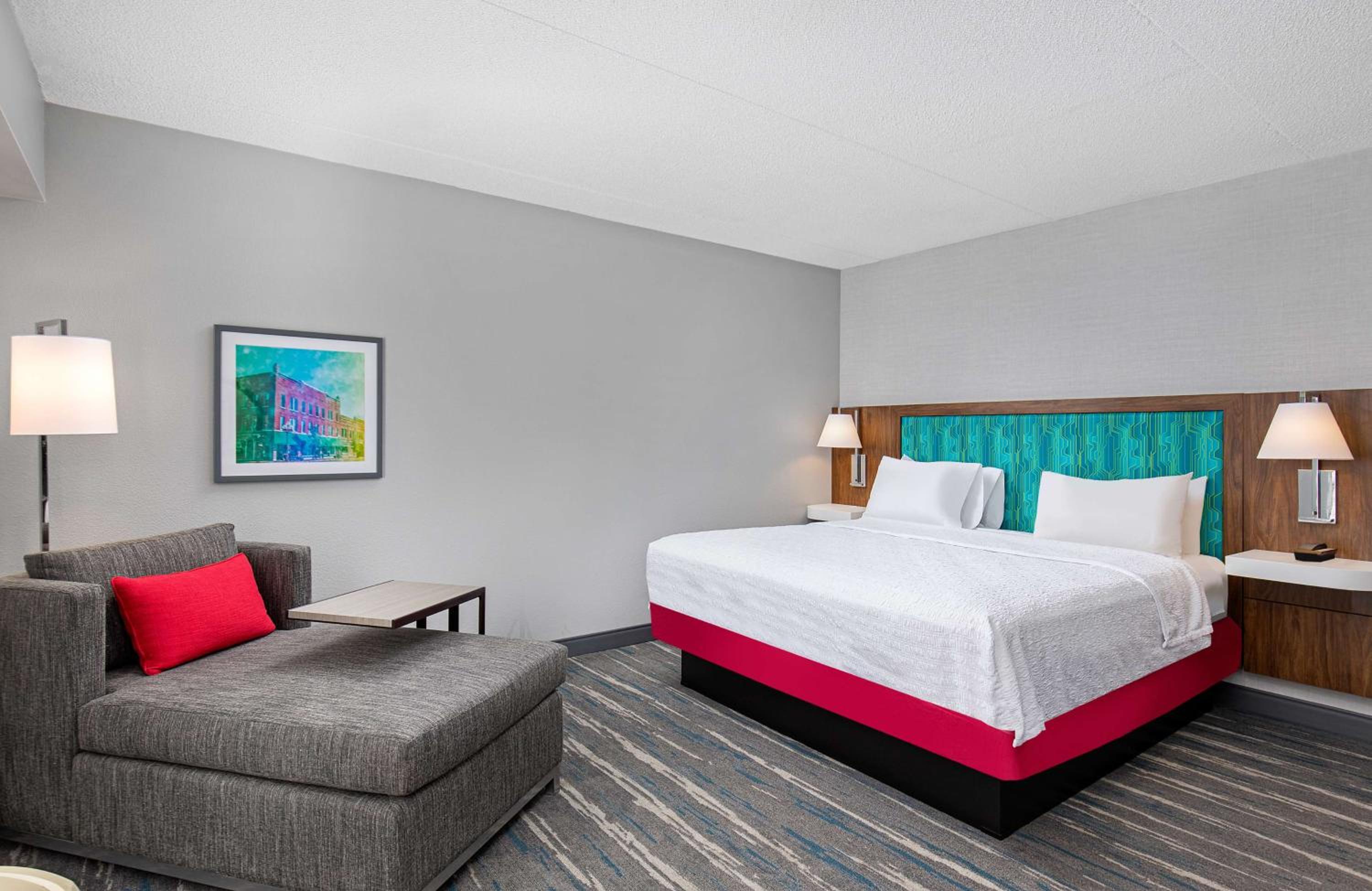 King Room with King Bed - Non-Smoking - Photo 2