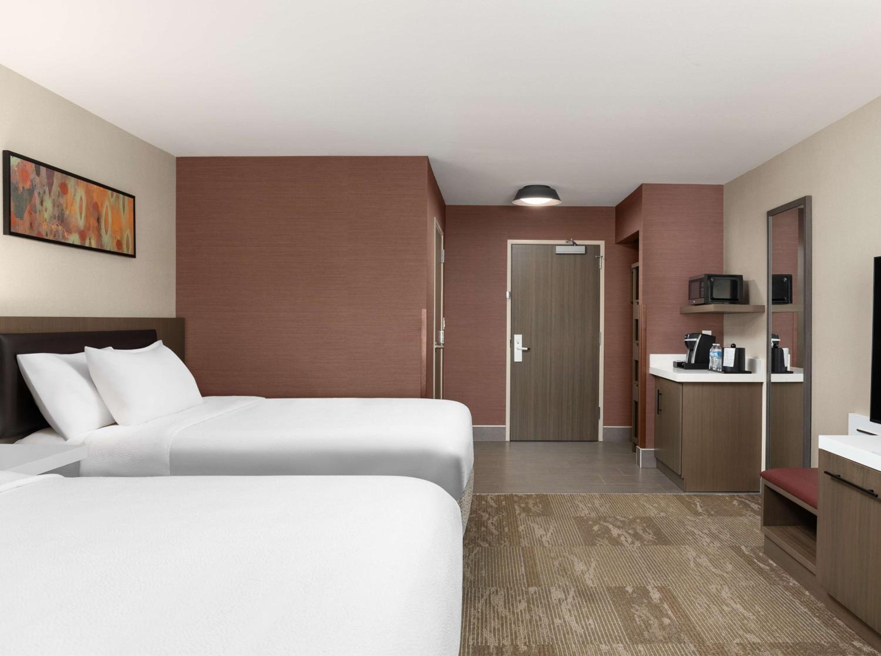 Queen Room with Two Queen Beds - Photo 3