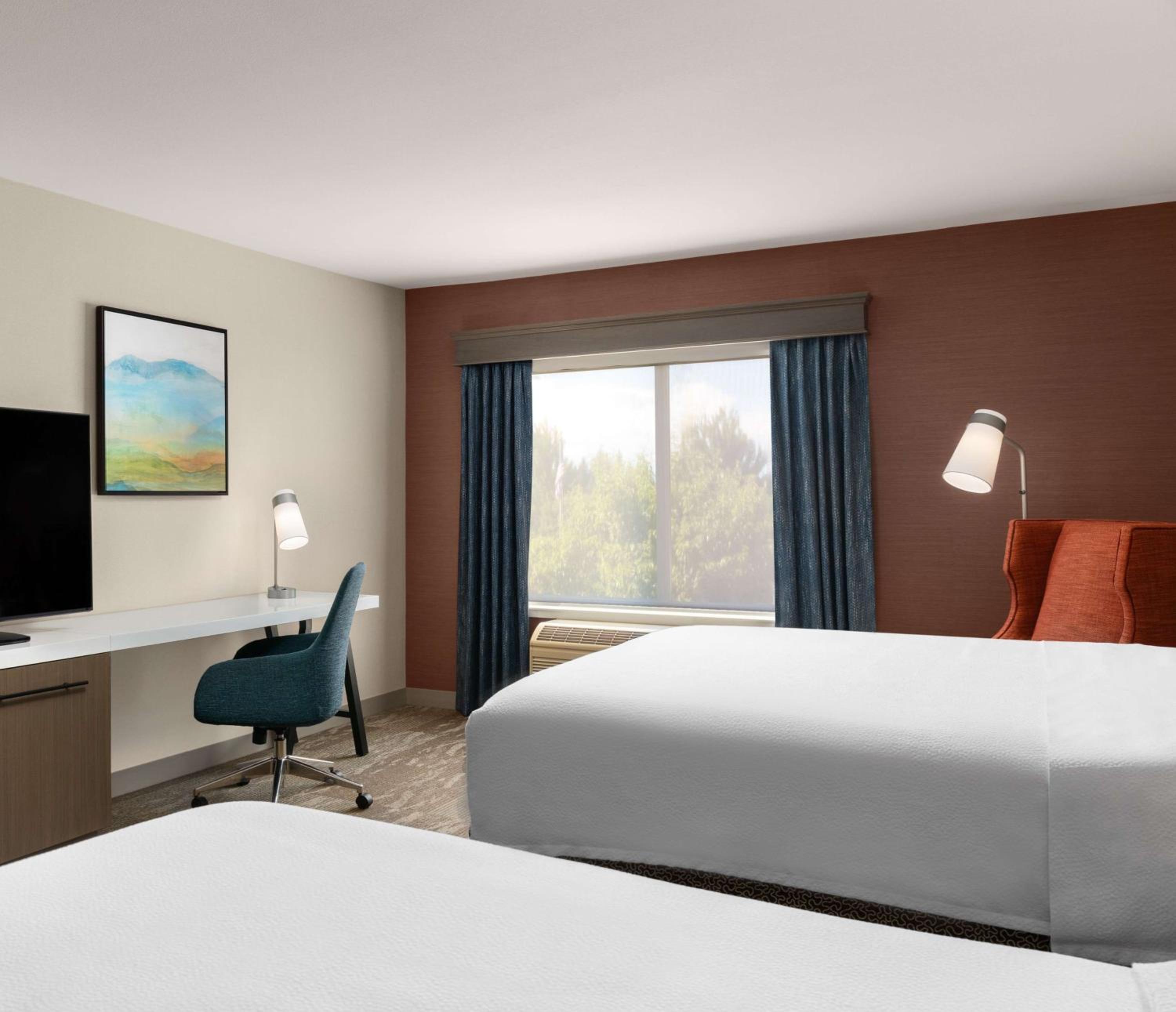 Queen Room with Two Queen Beds - Photo 4