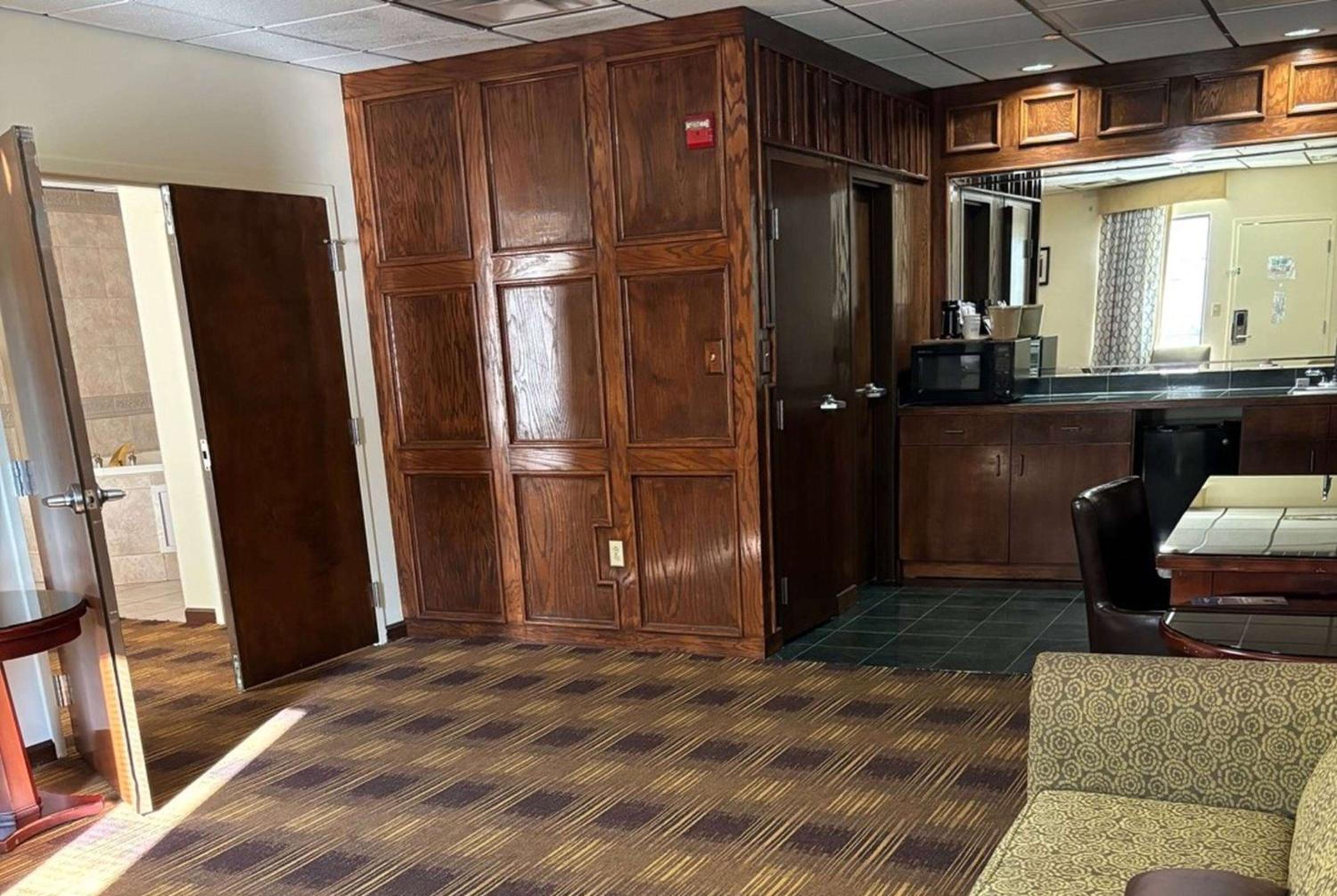 One-Bedroom Suite with King Bed, First Floor, Non-Smoking - Photo 1