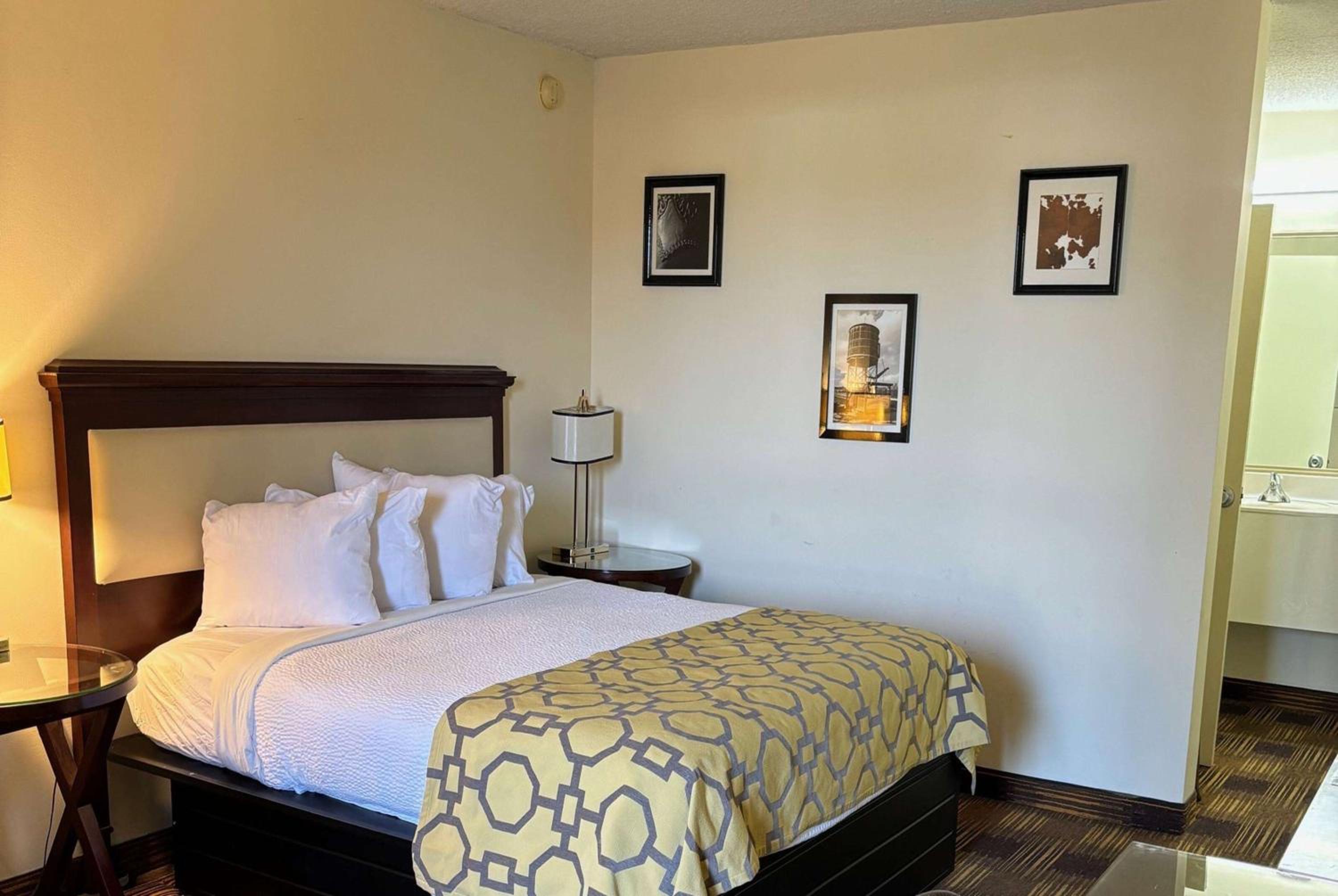 King Room - Non-Smoking - Photo 1