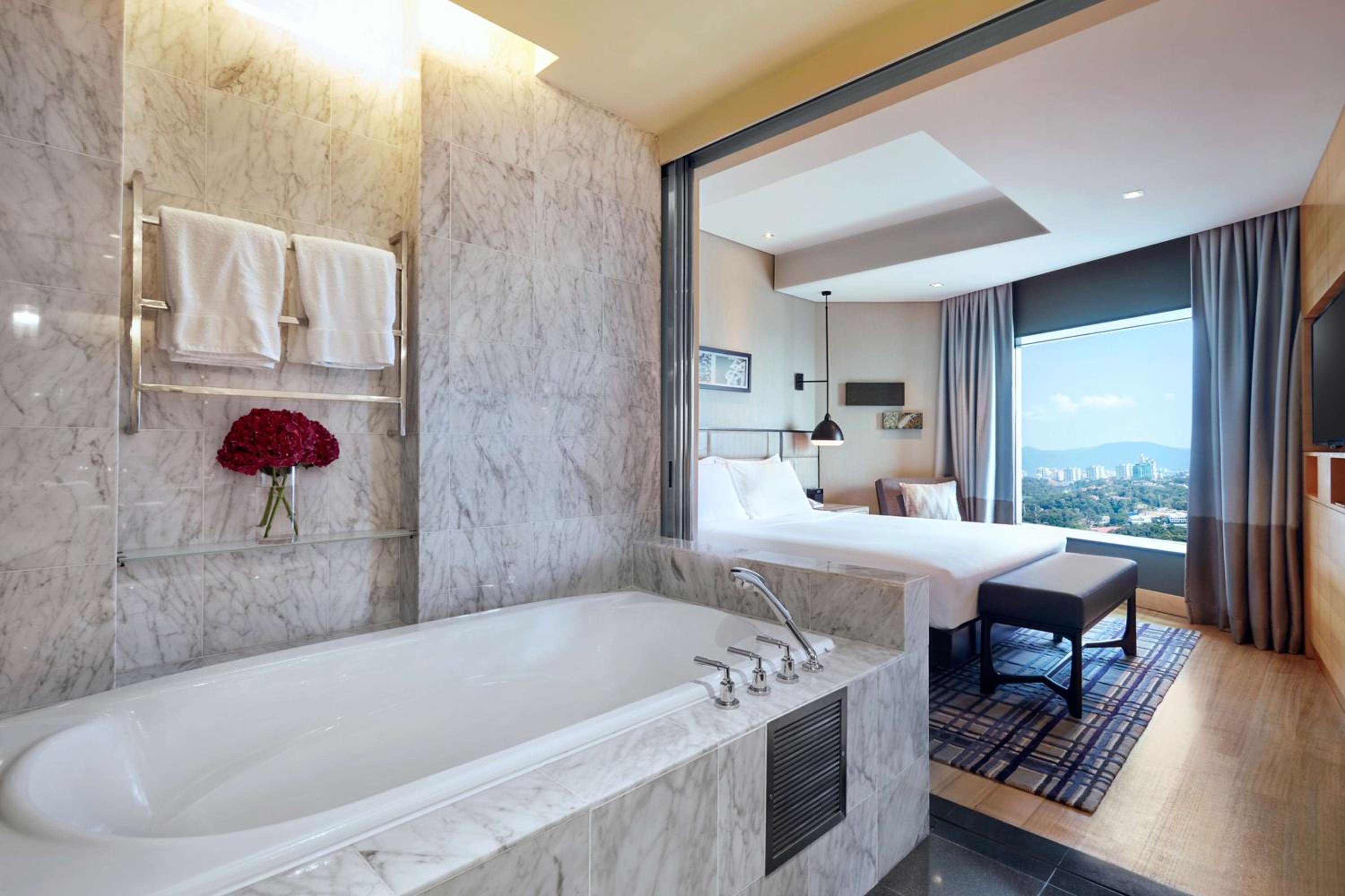 Executive King Room with Lake View - Photo 3