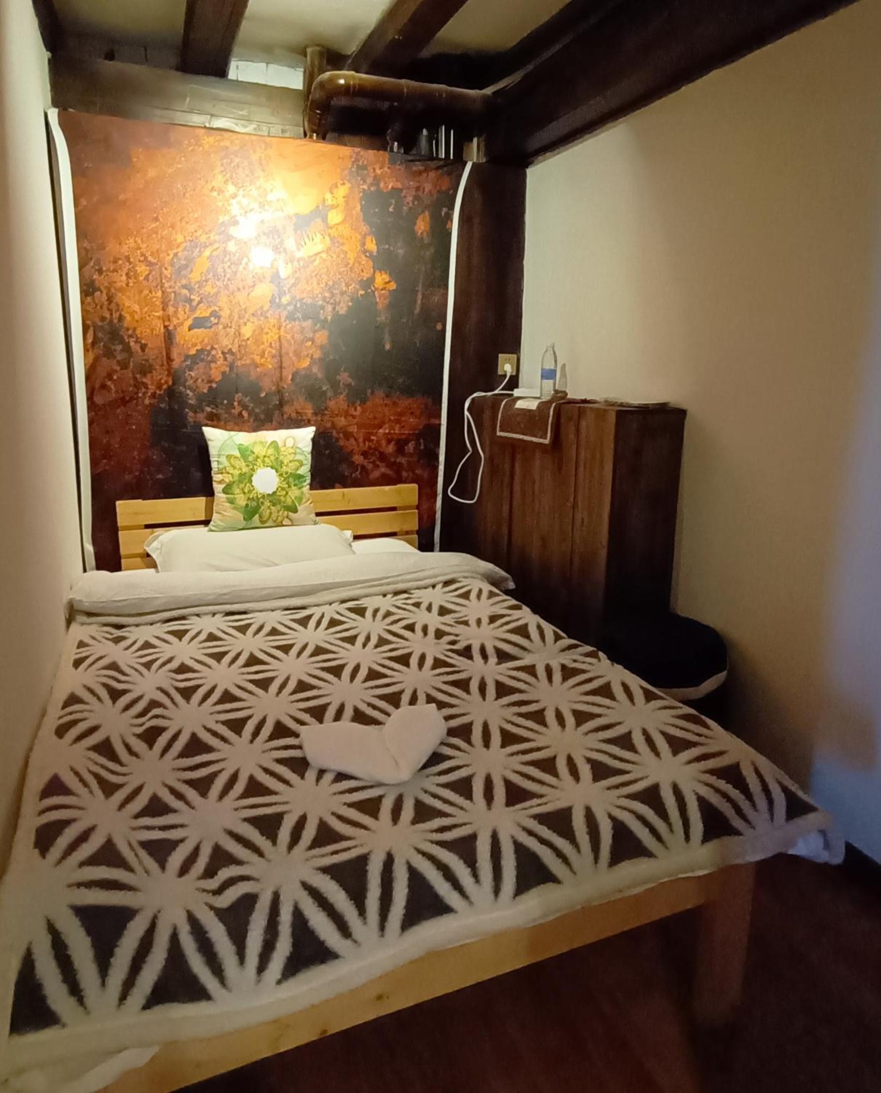 Single Room with Shared Shower and Toilet photo 3