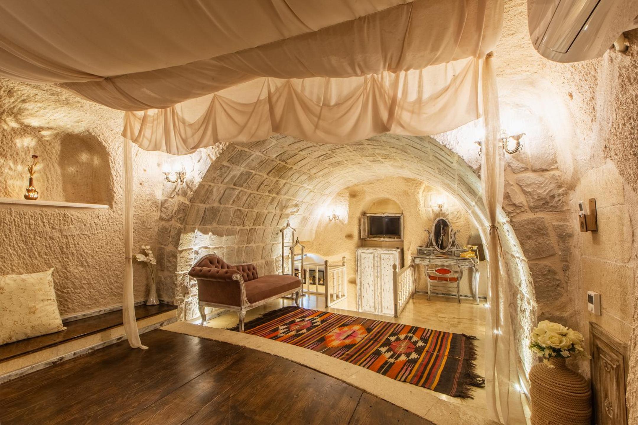 Superior Suite - Photo 5