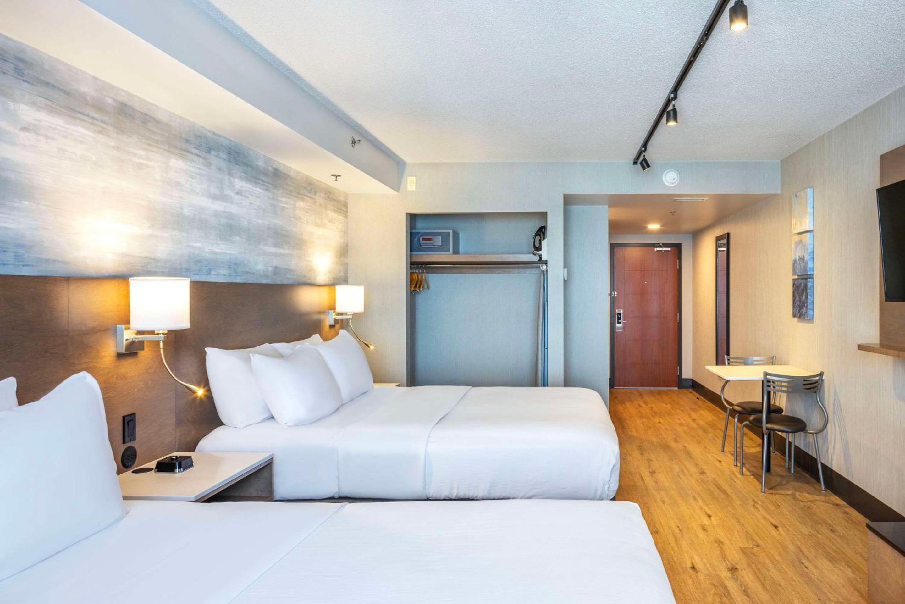 Queen Room with Two Queen Beds - Photo 2