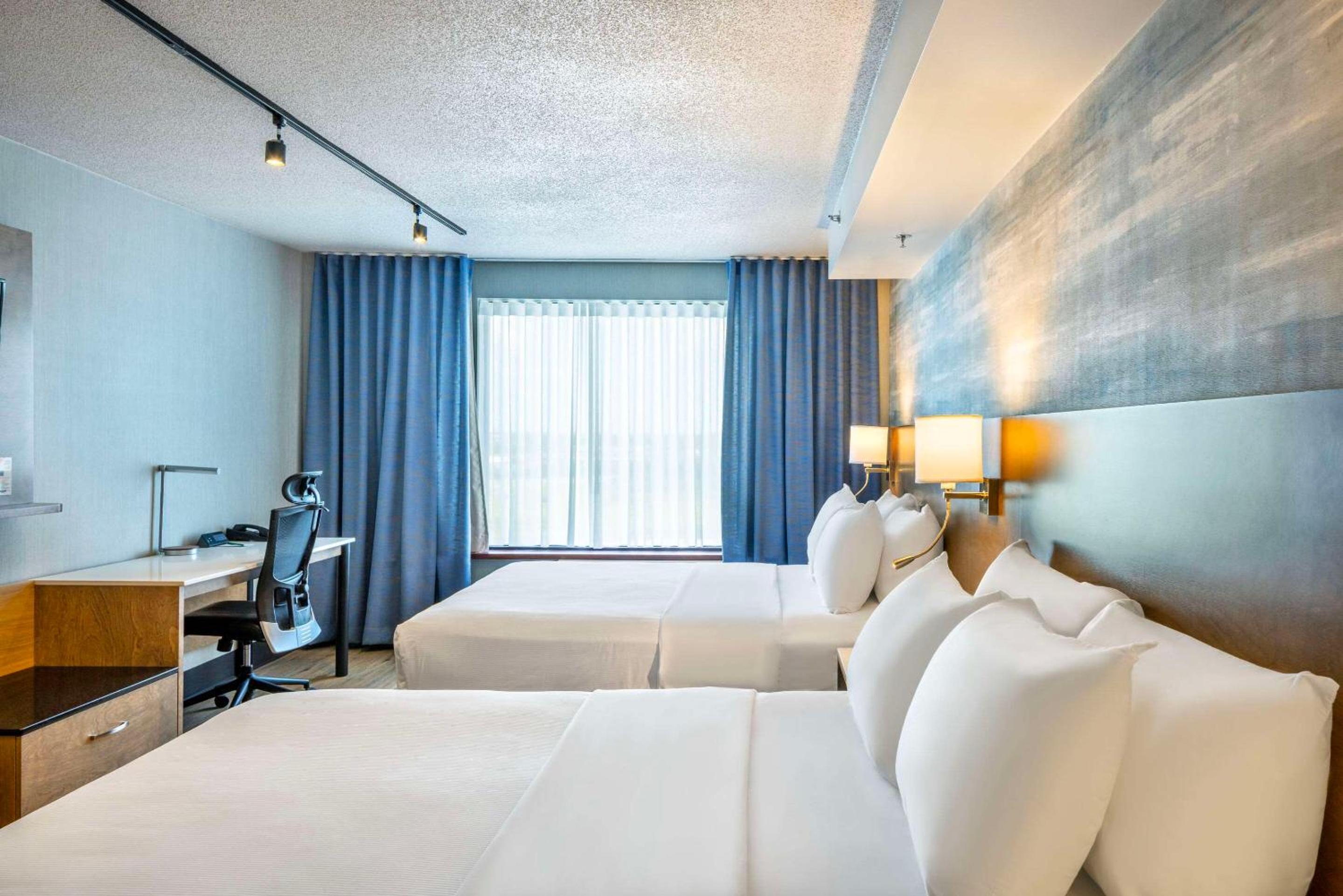 Queen Room with Two Queen Beds - Photo 3