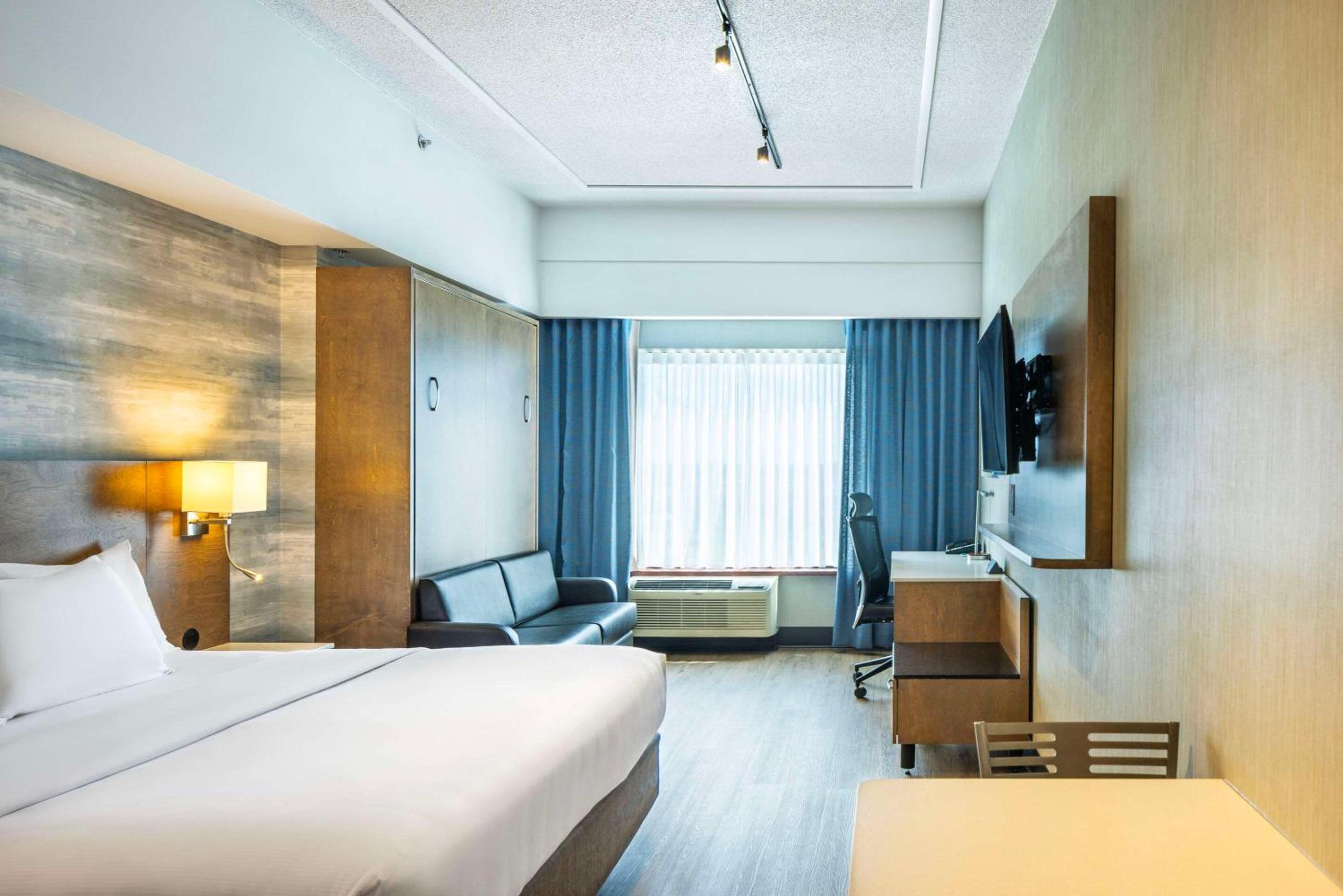 Superior King Room - Non Smoking - Photo 3