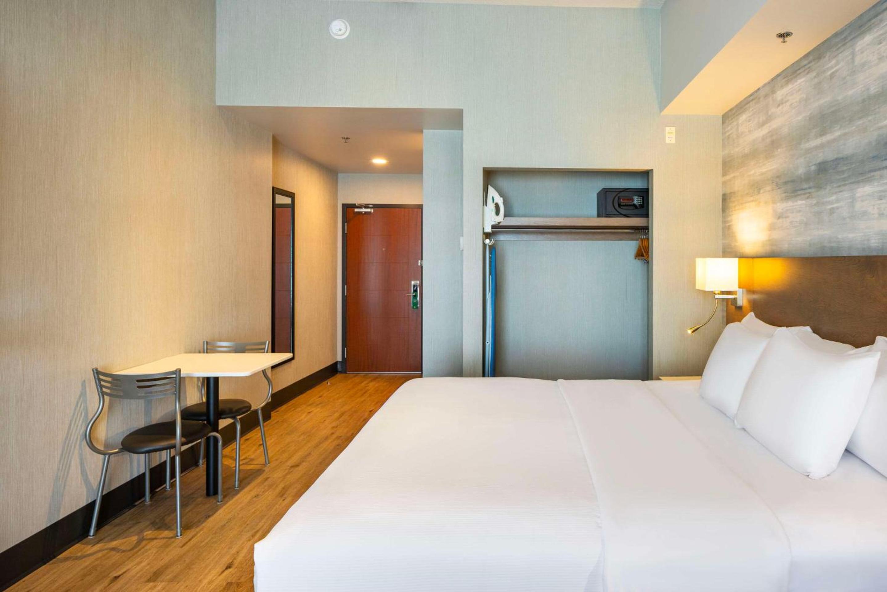 Superior King Room - Non Smoking - Photo 2