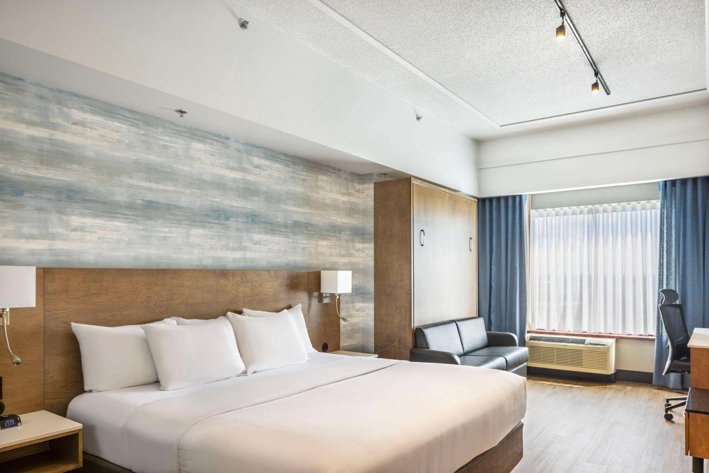 Superior King Room - Non Smoking - Photo 4