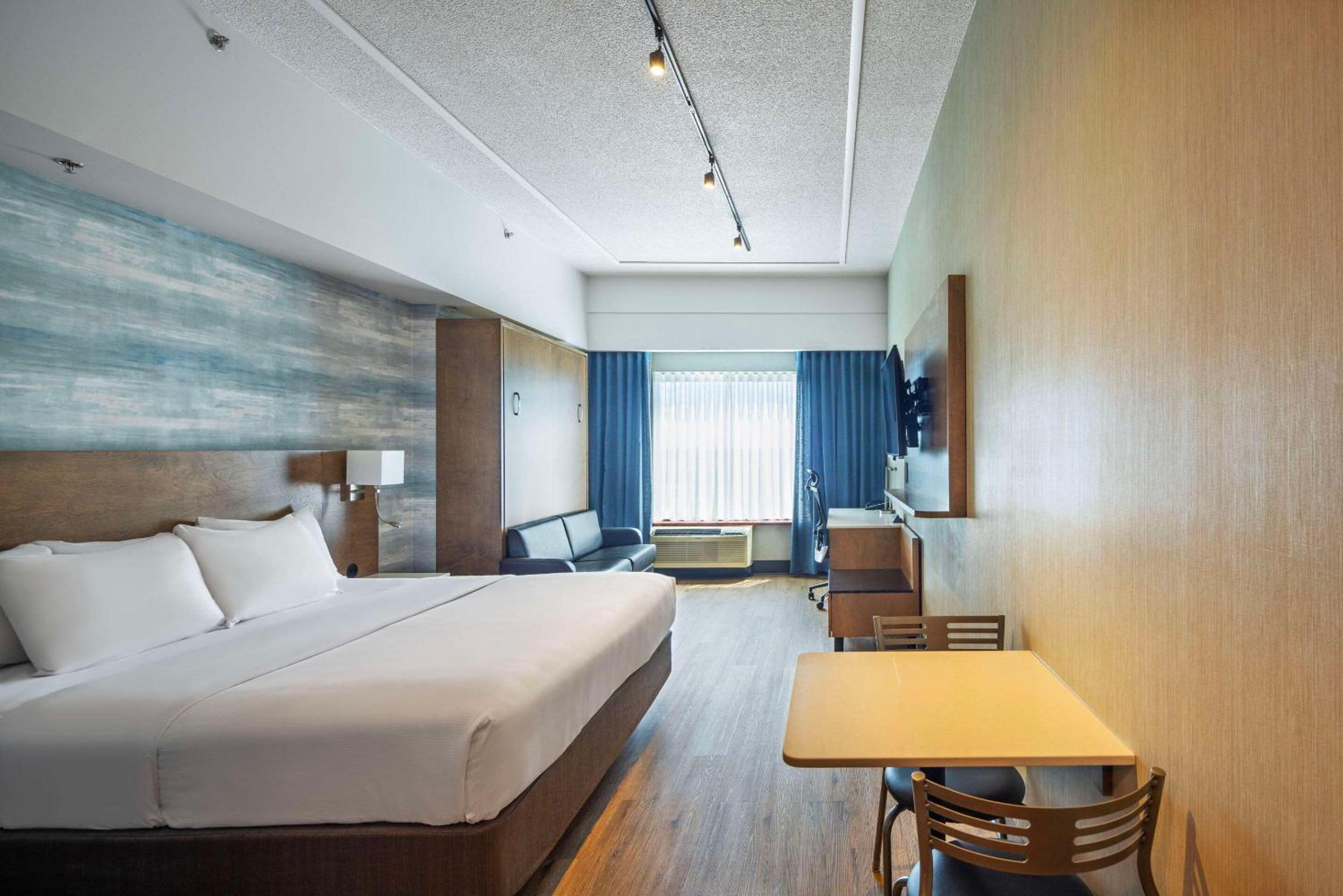 Superior King Room - Non Smoking - Photo 6