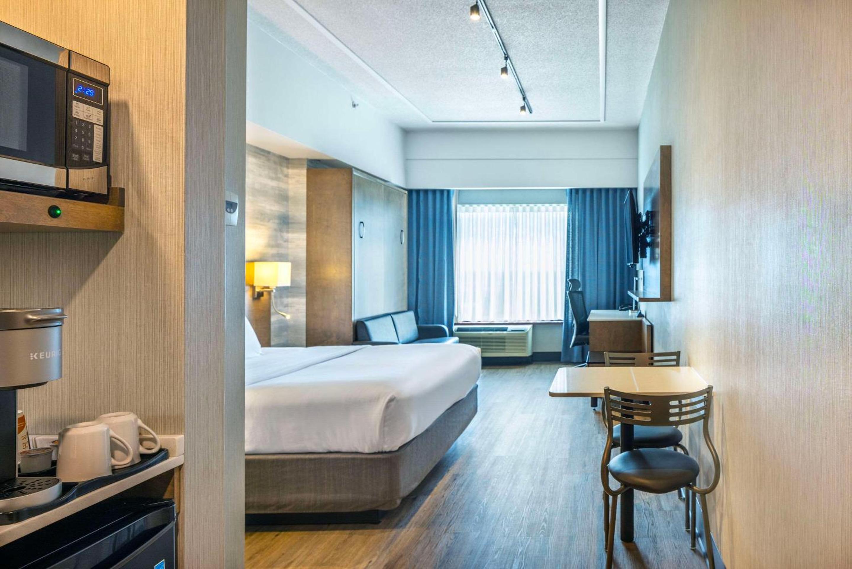 Superior King Room - Non Smoking - Photo 8